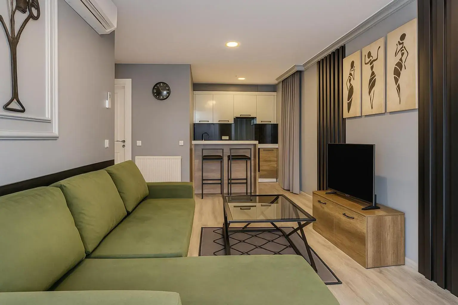 Double Room in On4 Rooms & Suites Double Room in On4 Rooms & Suites