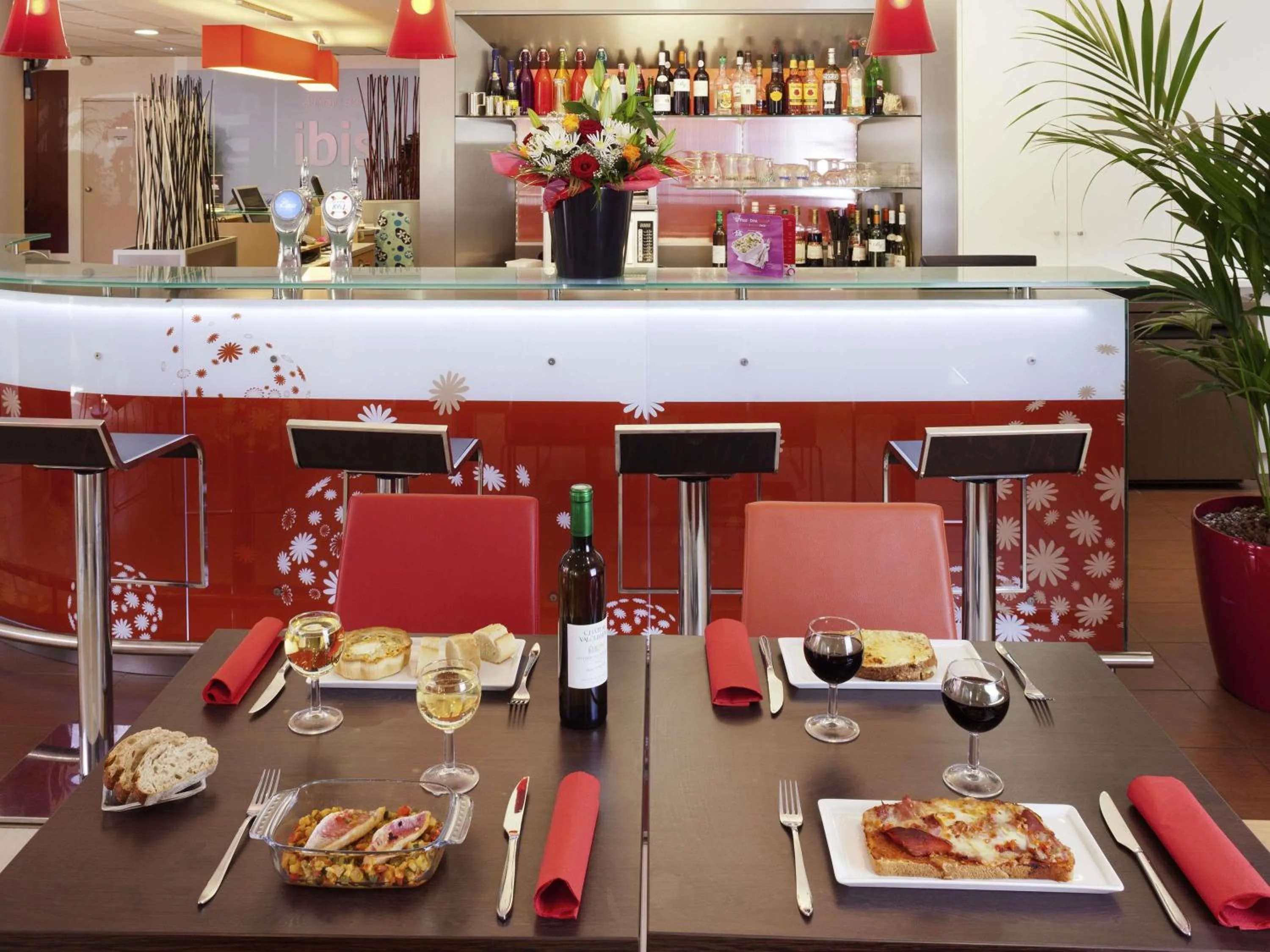 Lounge or bar in ibis Aulnay Paris Nord Expo