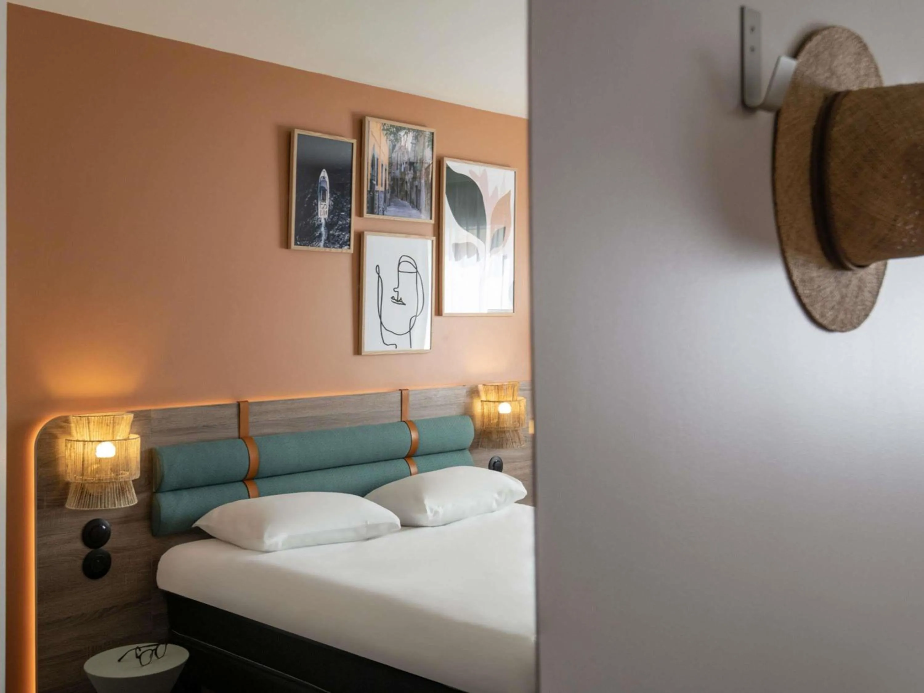 Property building, Bed in ibis Golfe de Saint-Tropez