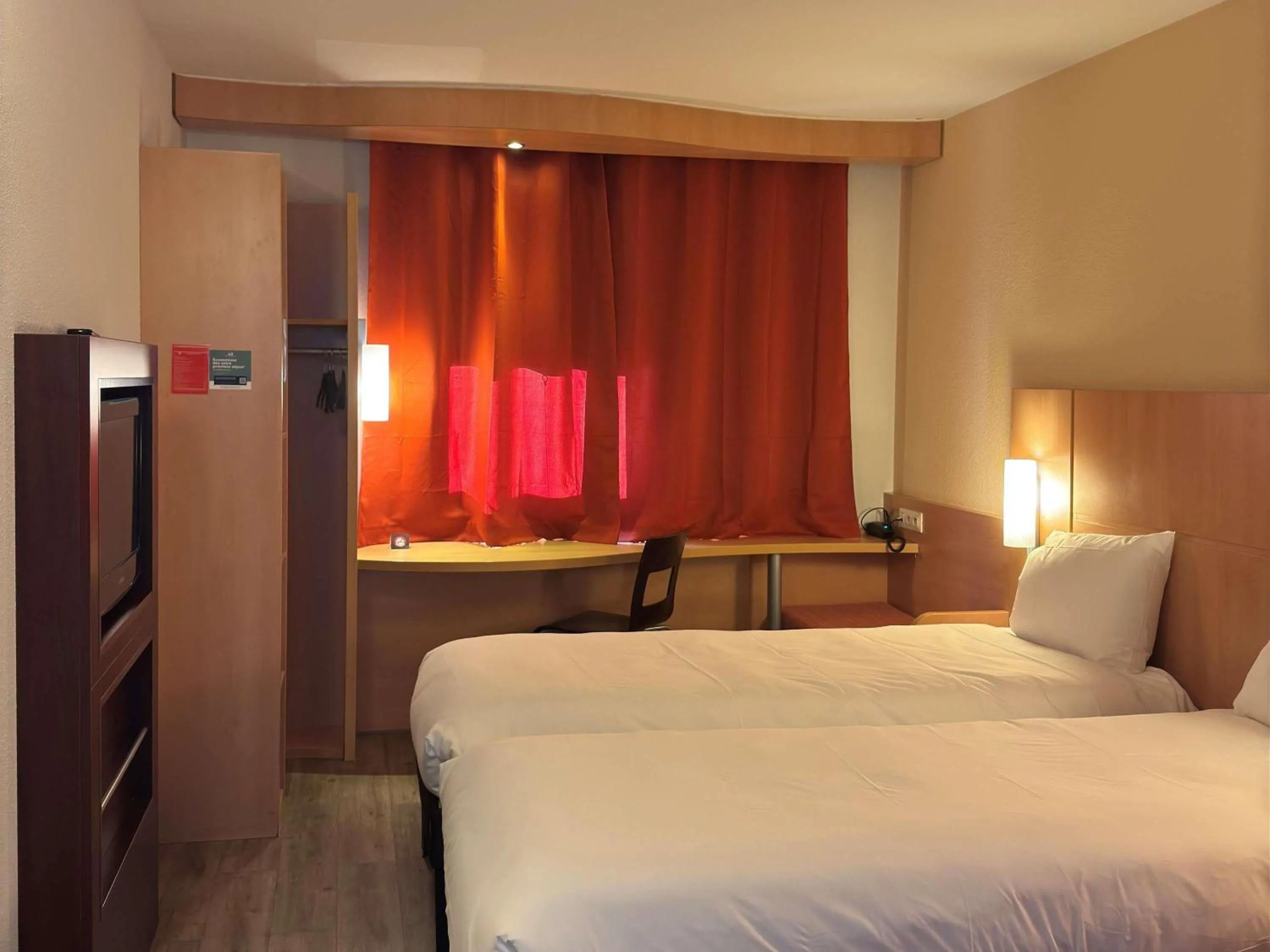 Bedroom, Bed in ibis Istres Trigance