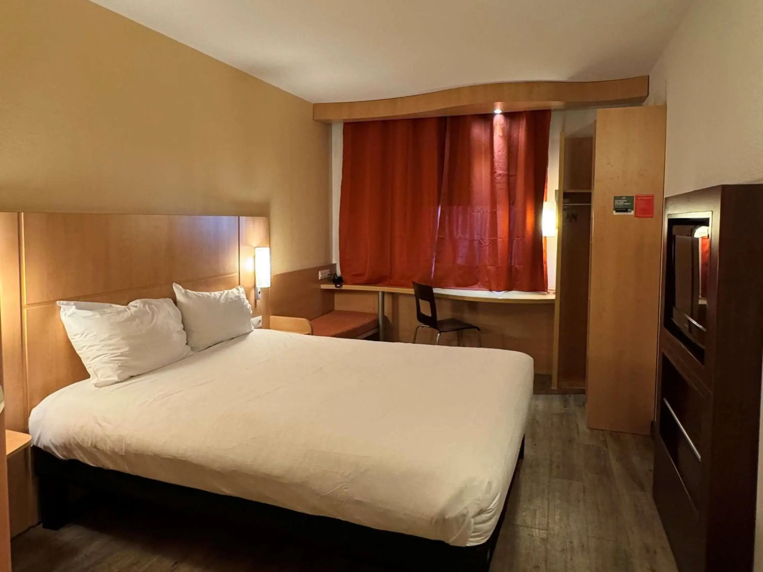 Standard Queen Room in ibis Istres Trigance Standard Queen Room in ibis Istres Trigance