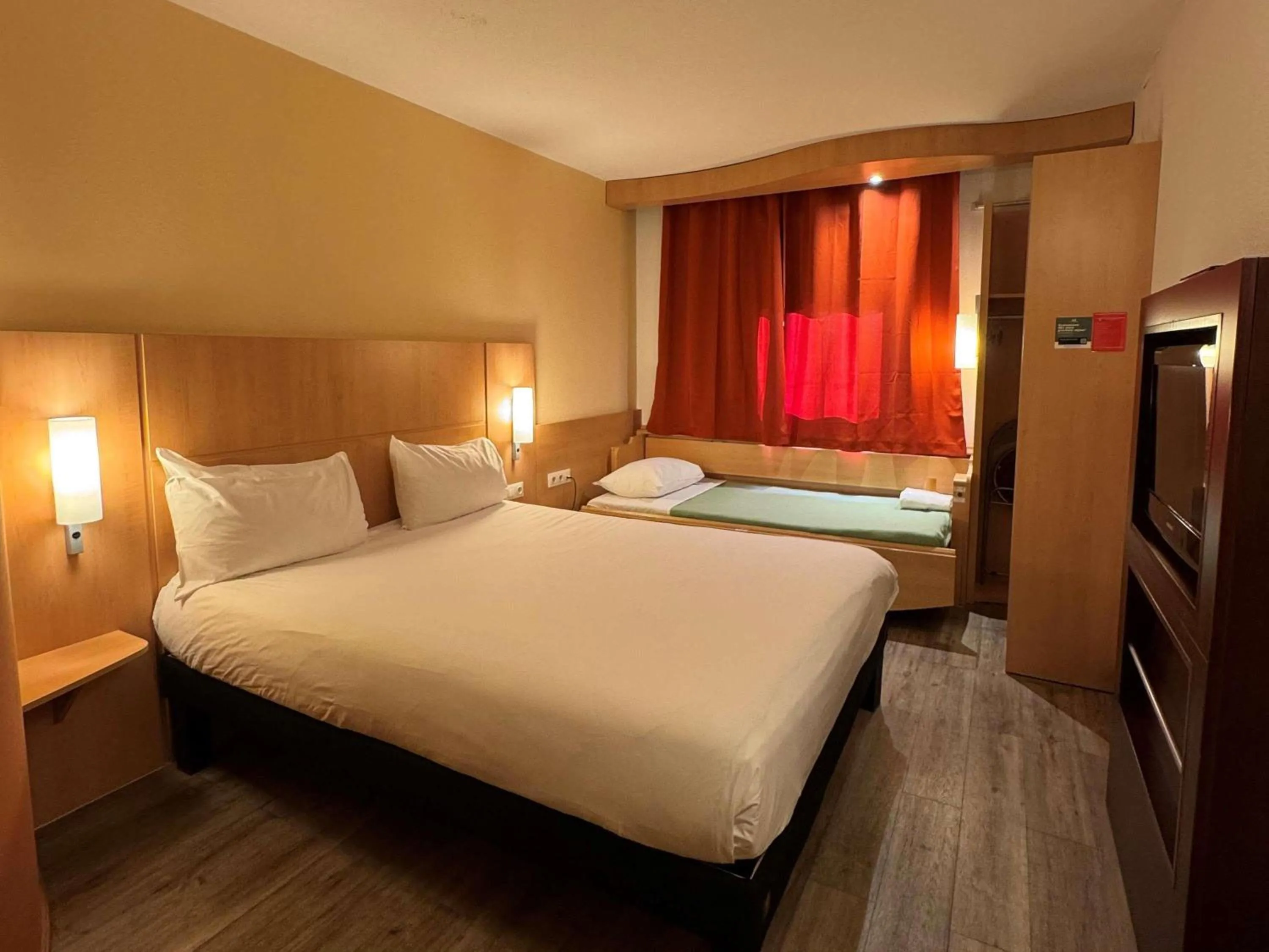 Bedroom, Bed in ibis Istres Trigance
