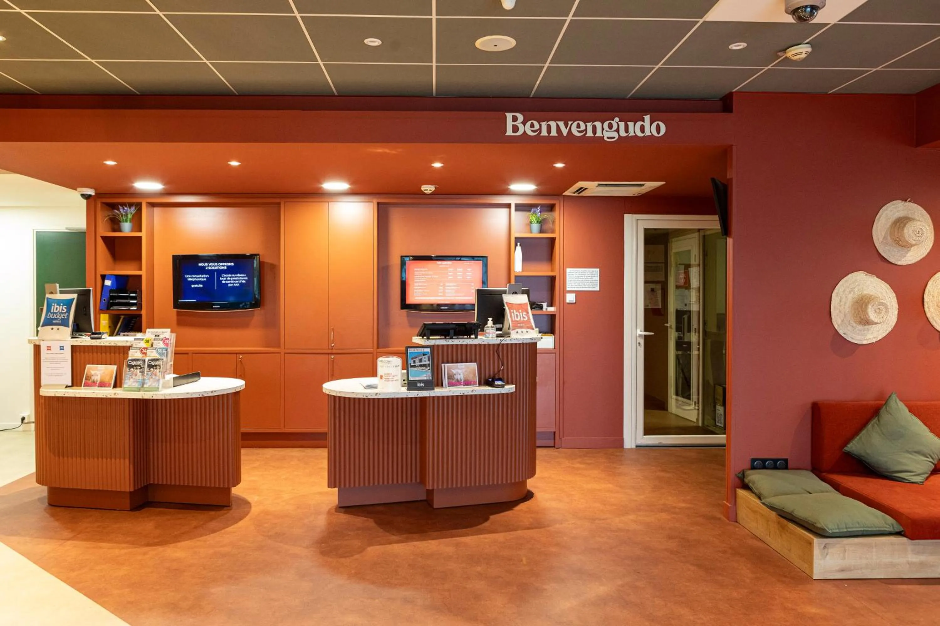 Lobby or reception in ibis Istres Trigance
