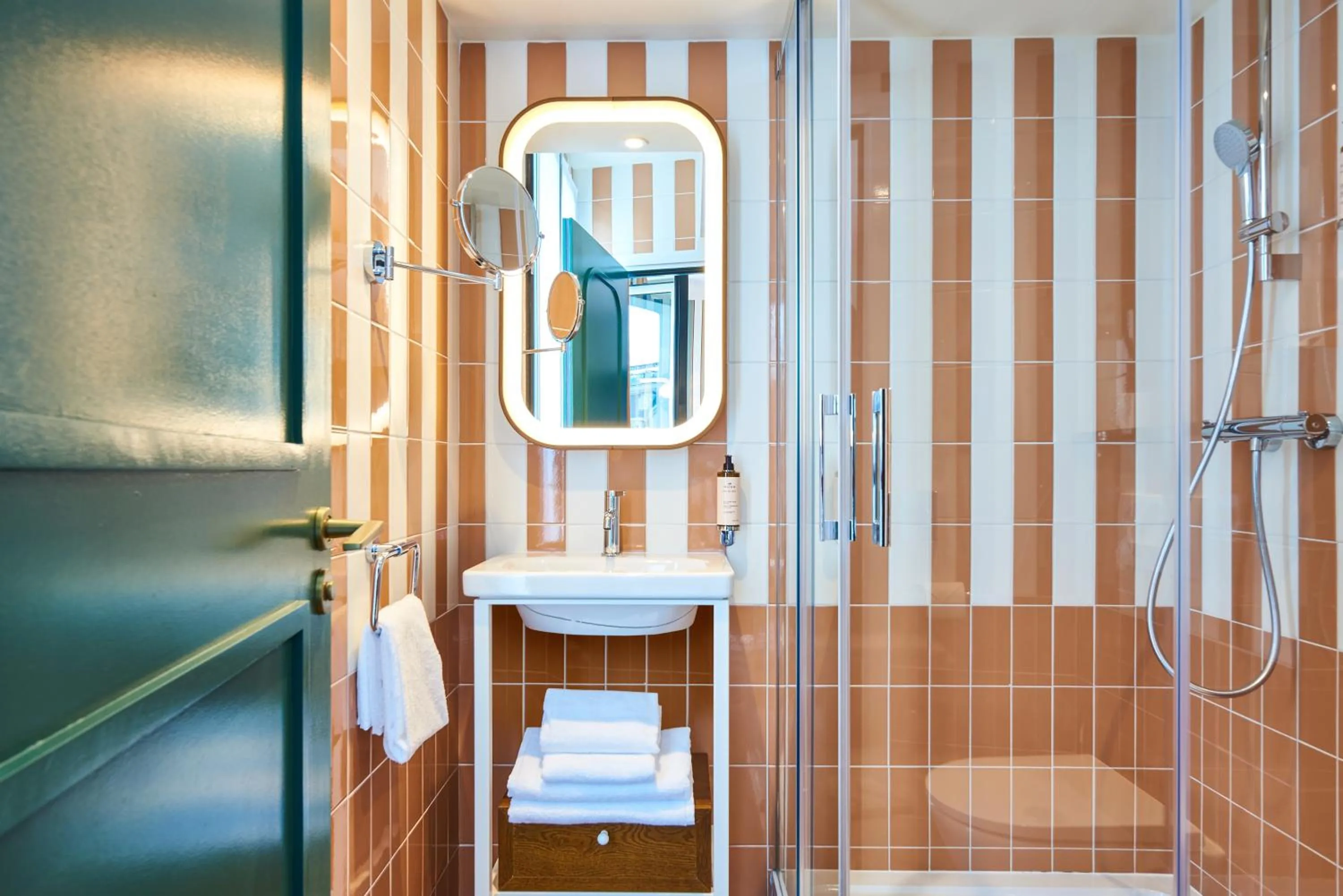 Shower in Mercure Paris Butte Montmartre Basilique