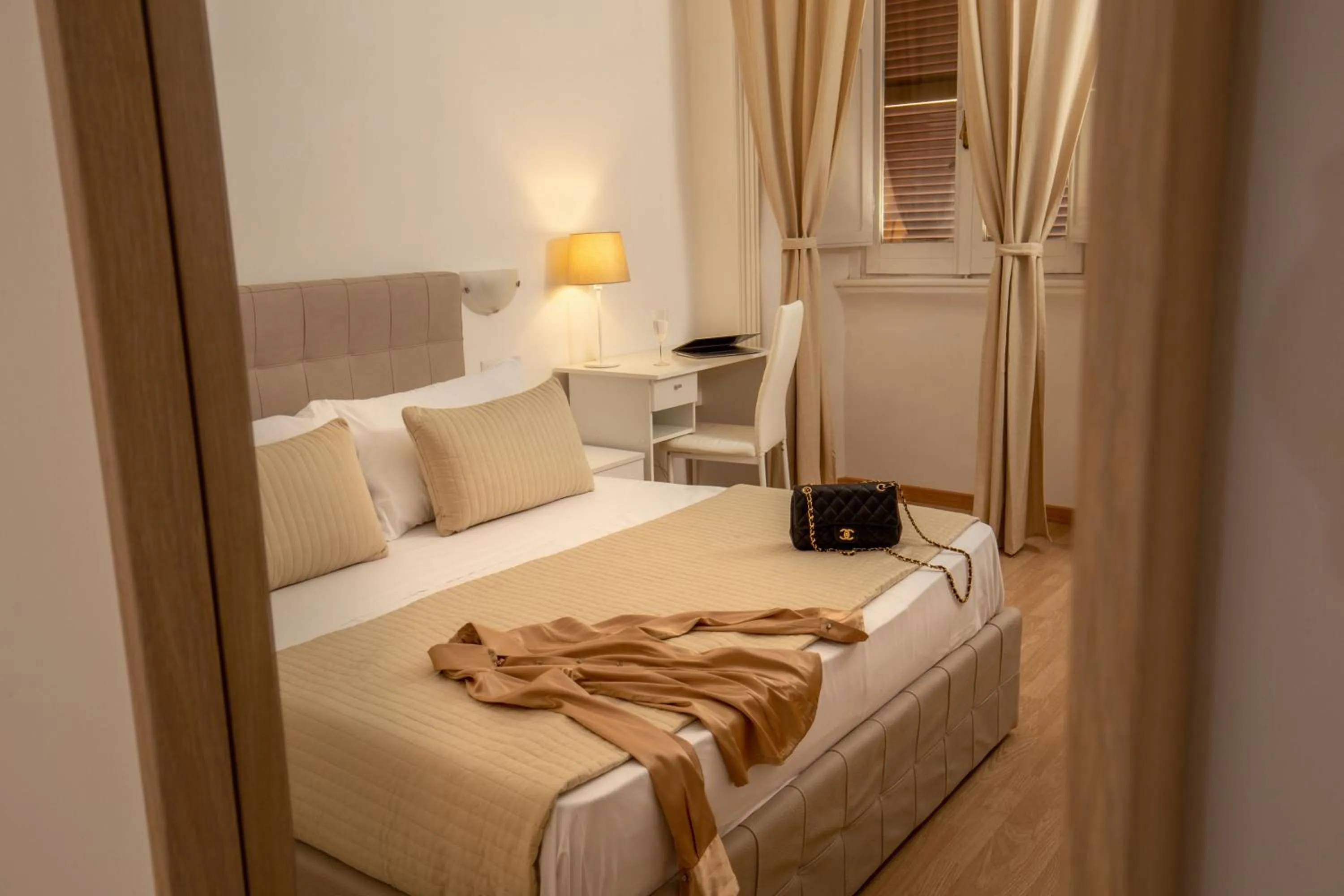 Photo of the whole room, Bed in Domus Veneto Rome