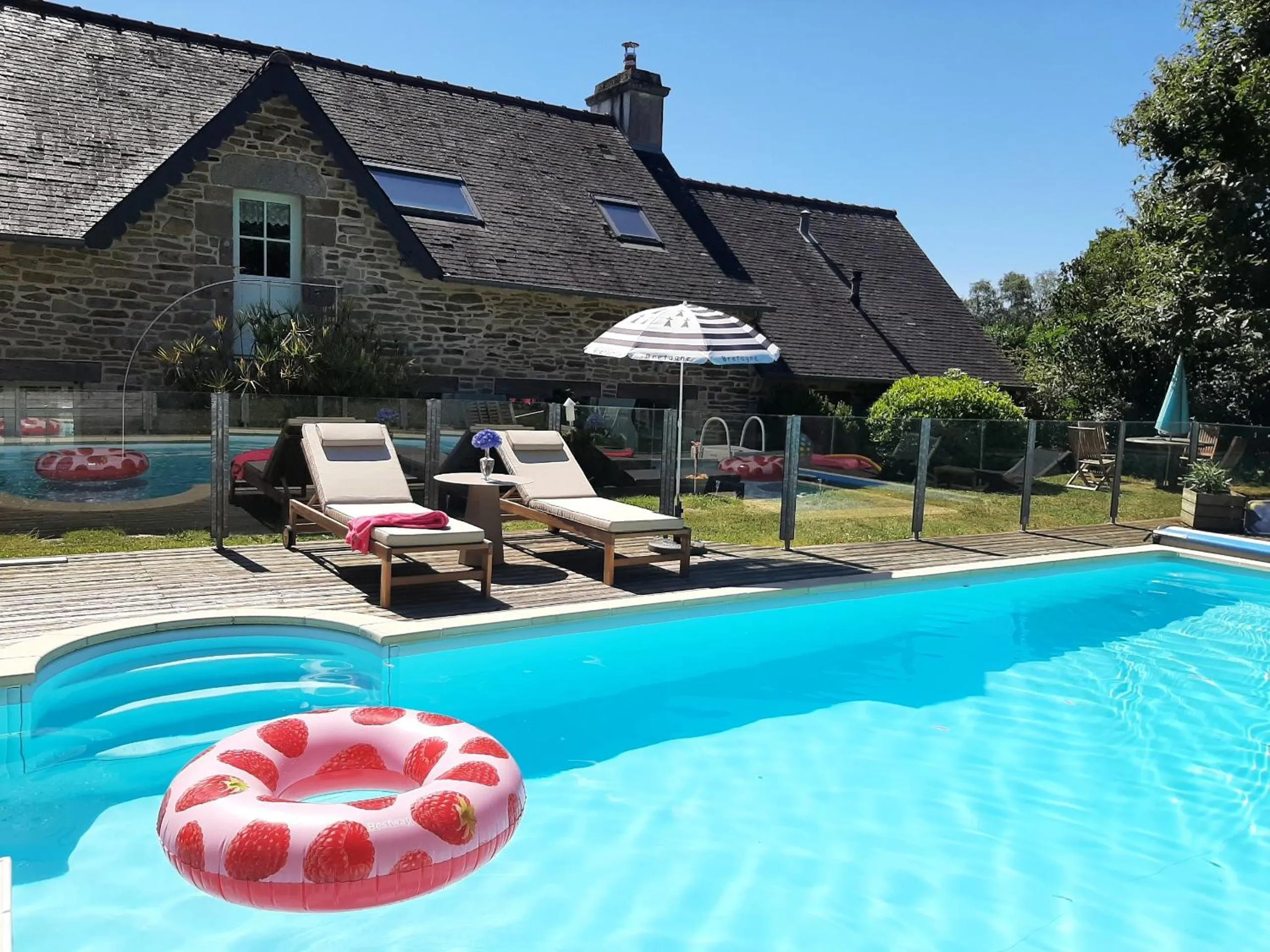 Swimming pool in LONGERE DE NIVINEN