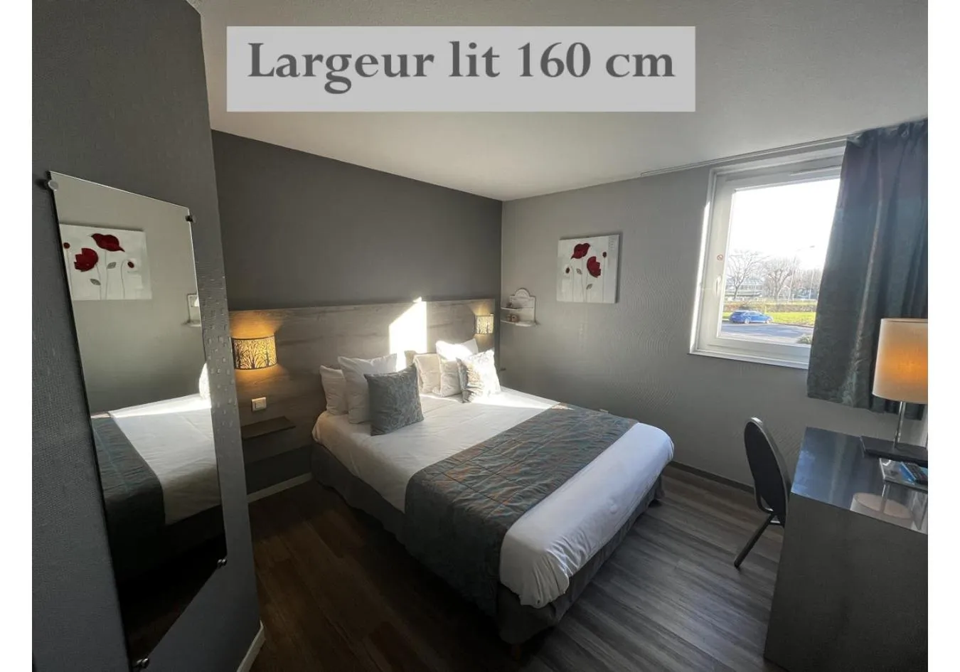 Text overlay, Bed in Le Pavillon de Rouen