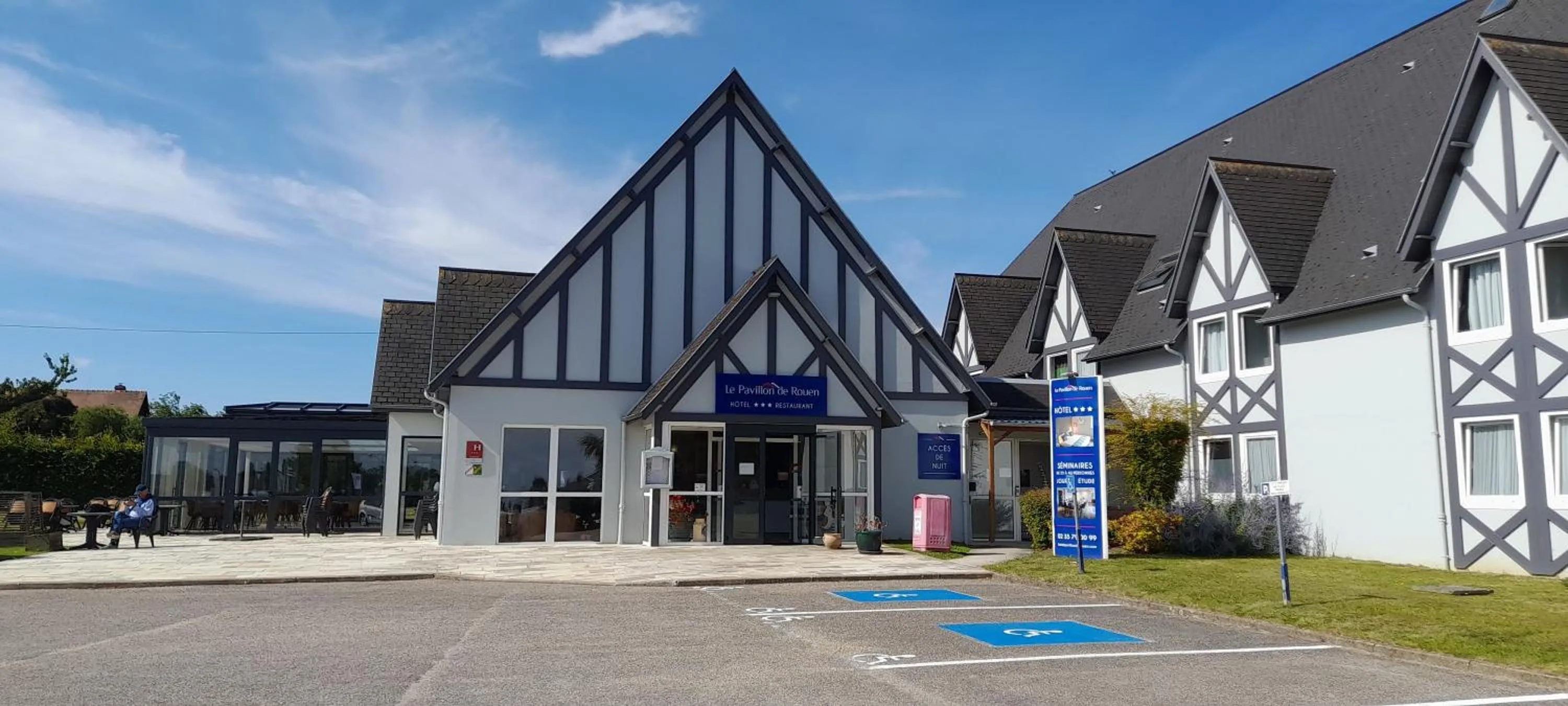 Facade/entrance in Le Pavillon de Rouen