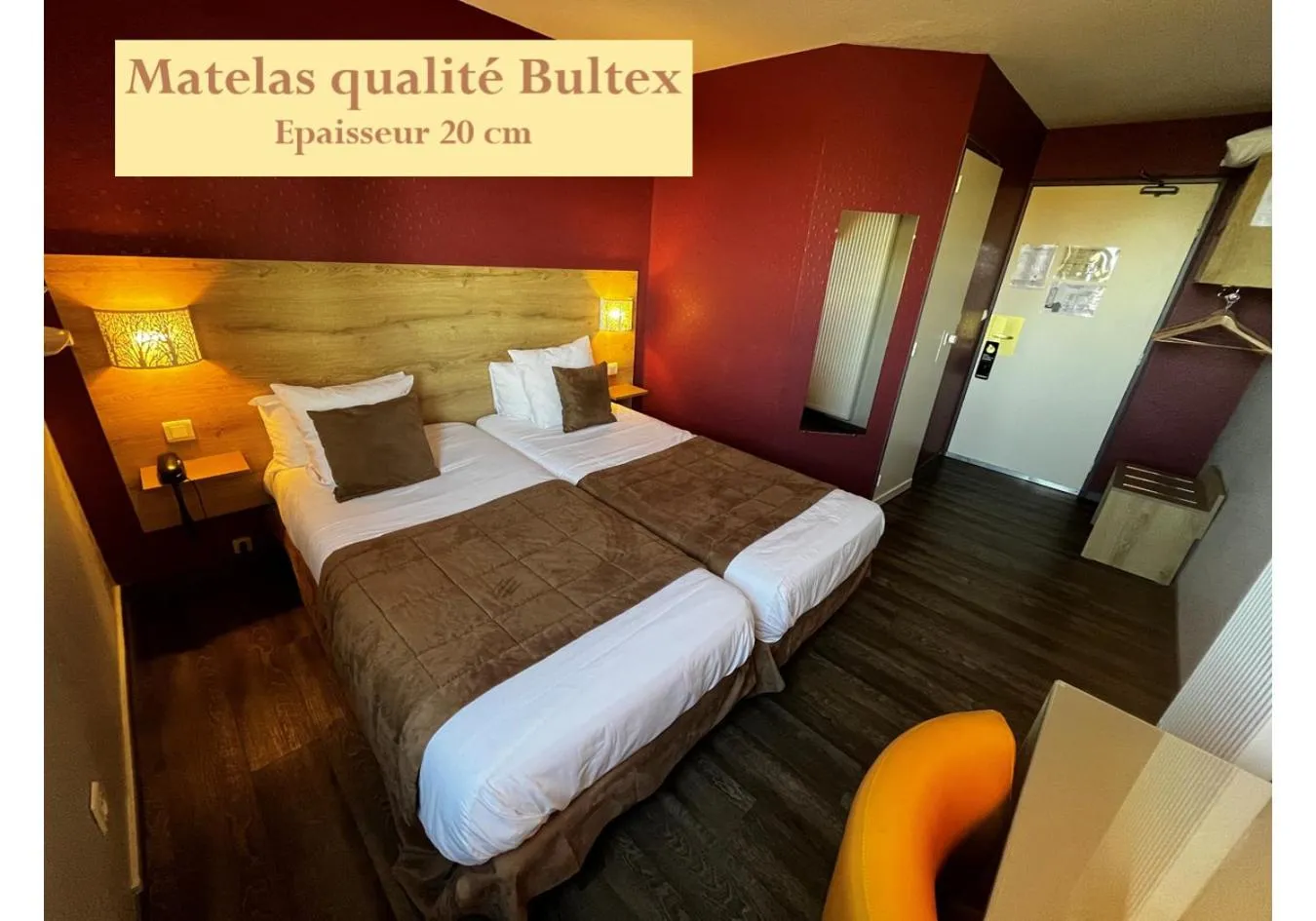 Text overlay, Bed in Le Pavillon de Rouen