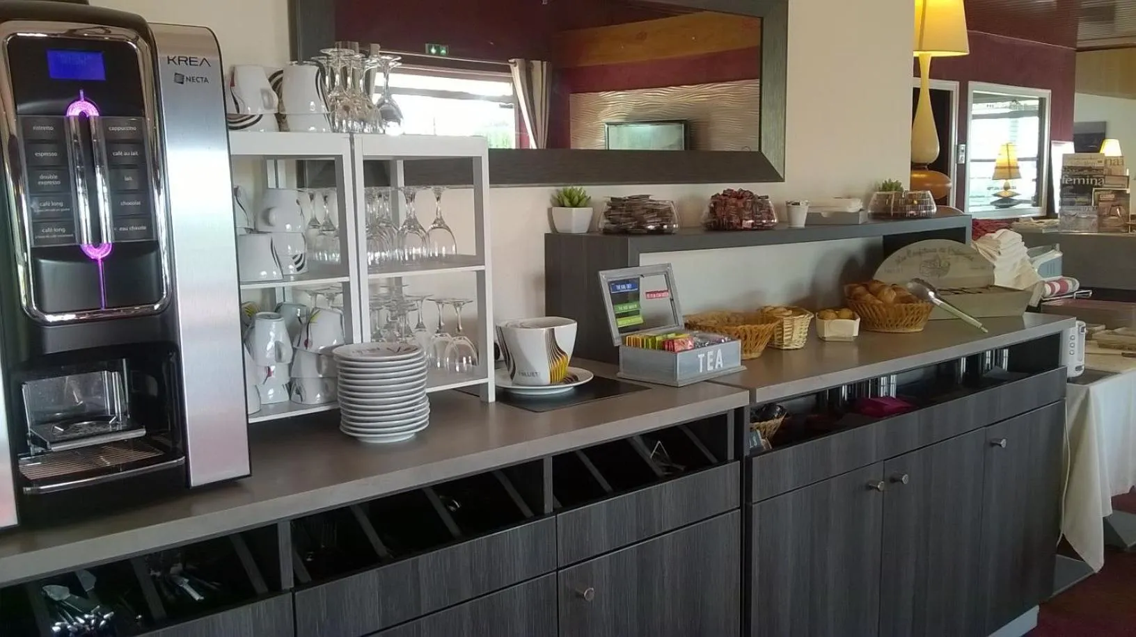 People in Le Pavillon de Rouen