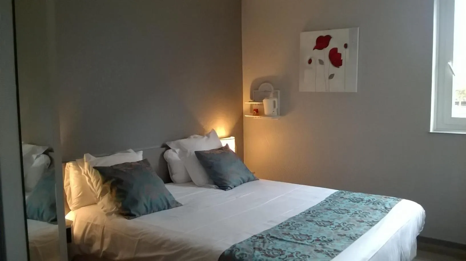 Shower, Bed in Le Pavillon de Rouen