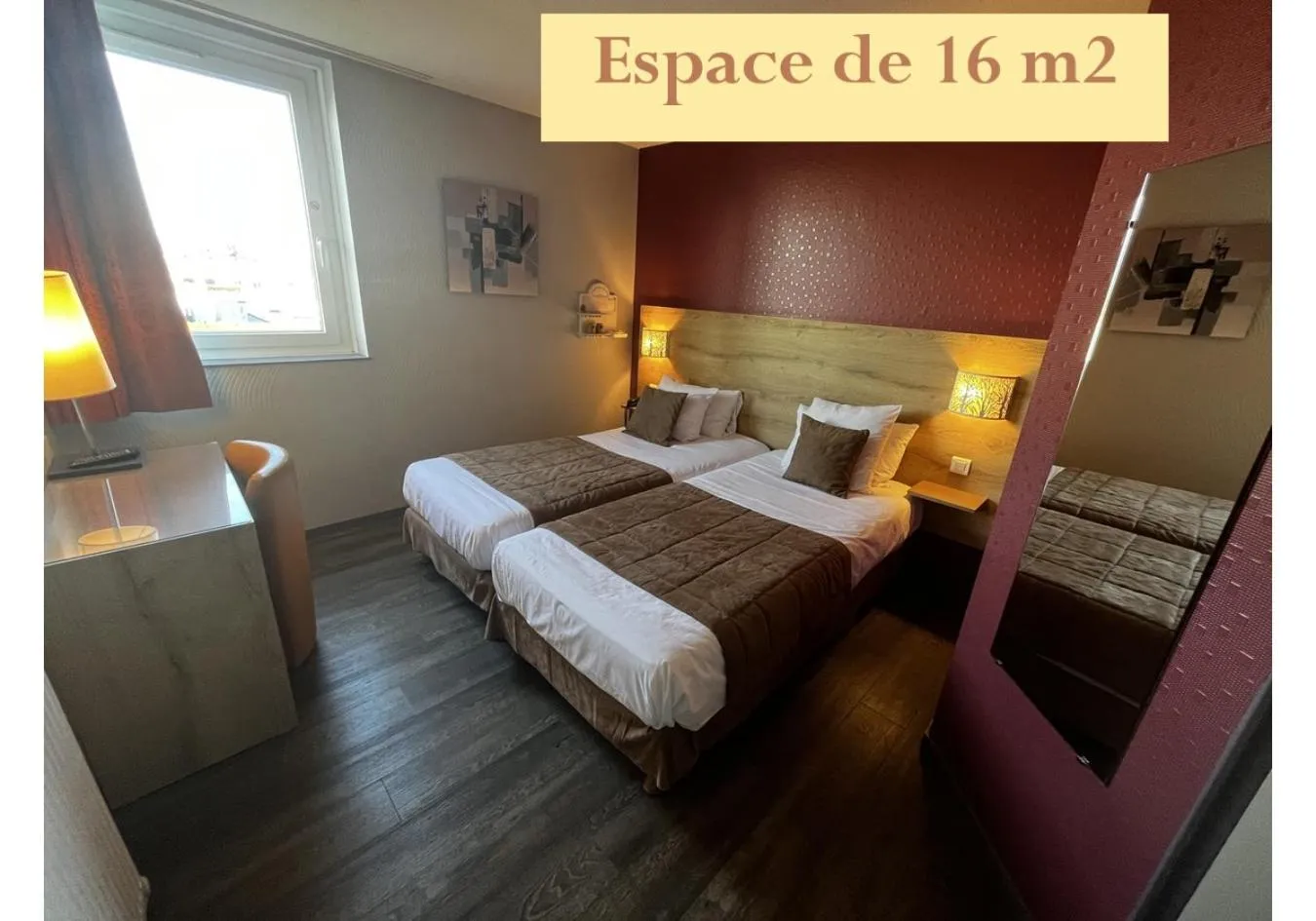 Text overlay, Bed in Le Pavillon de Rouen