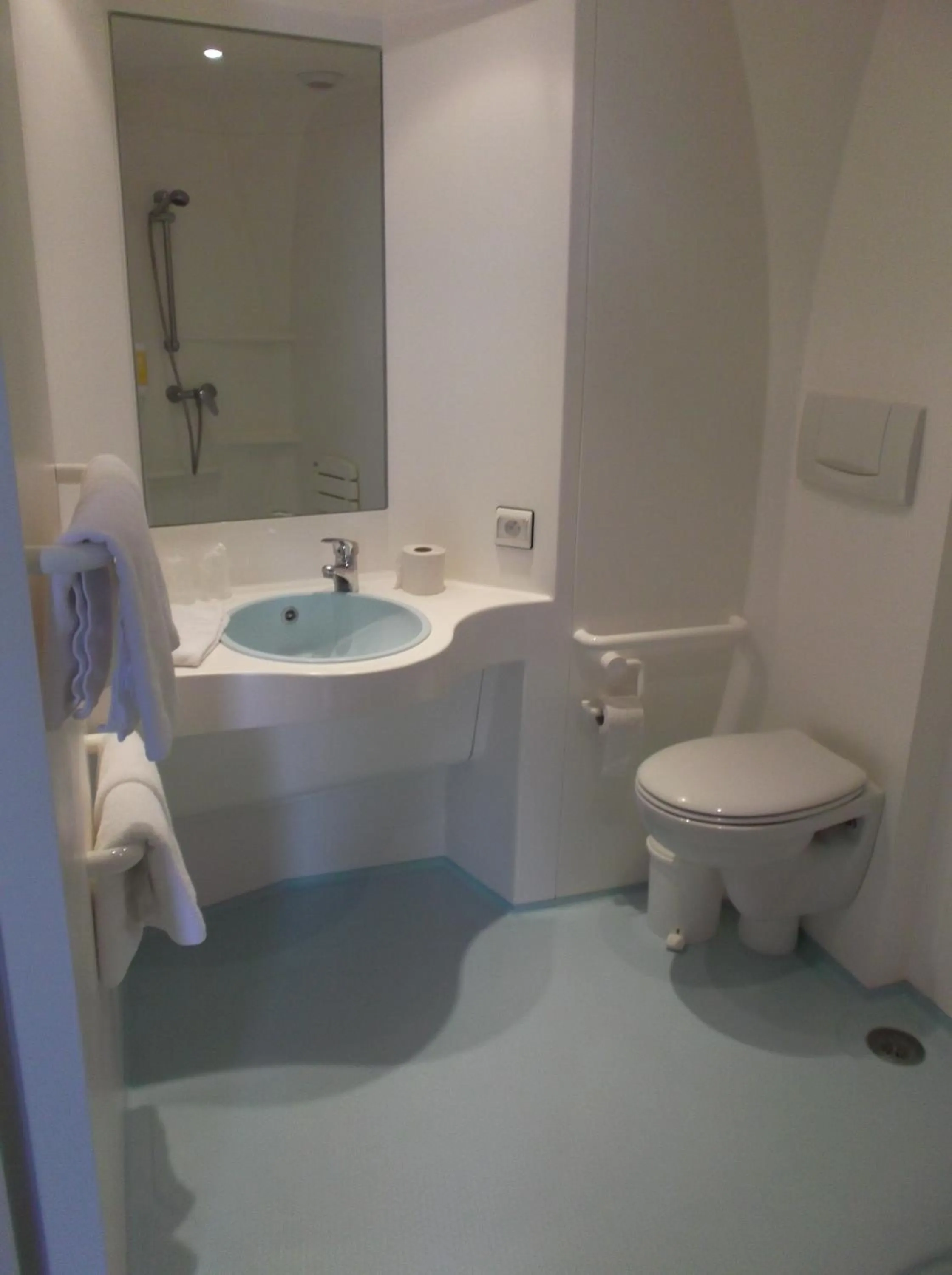 Bathroom in The Originals Access, Hôtel Saint-Flour