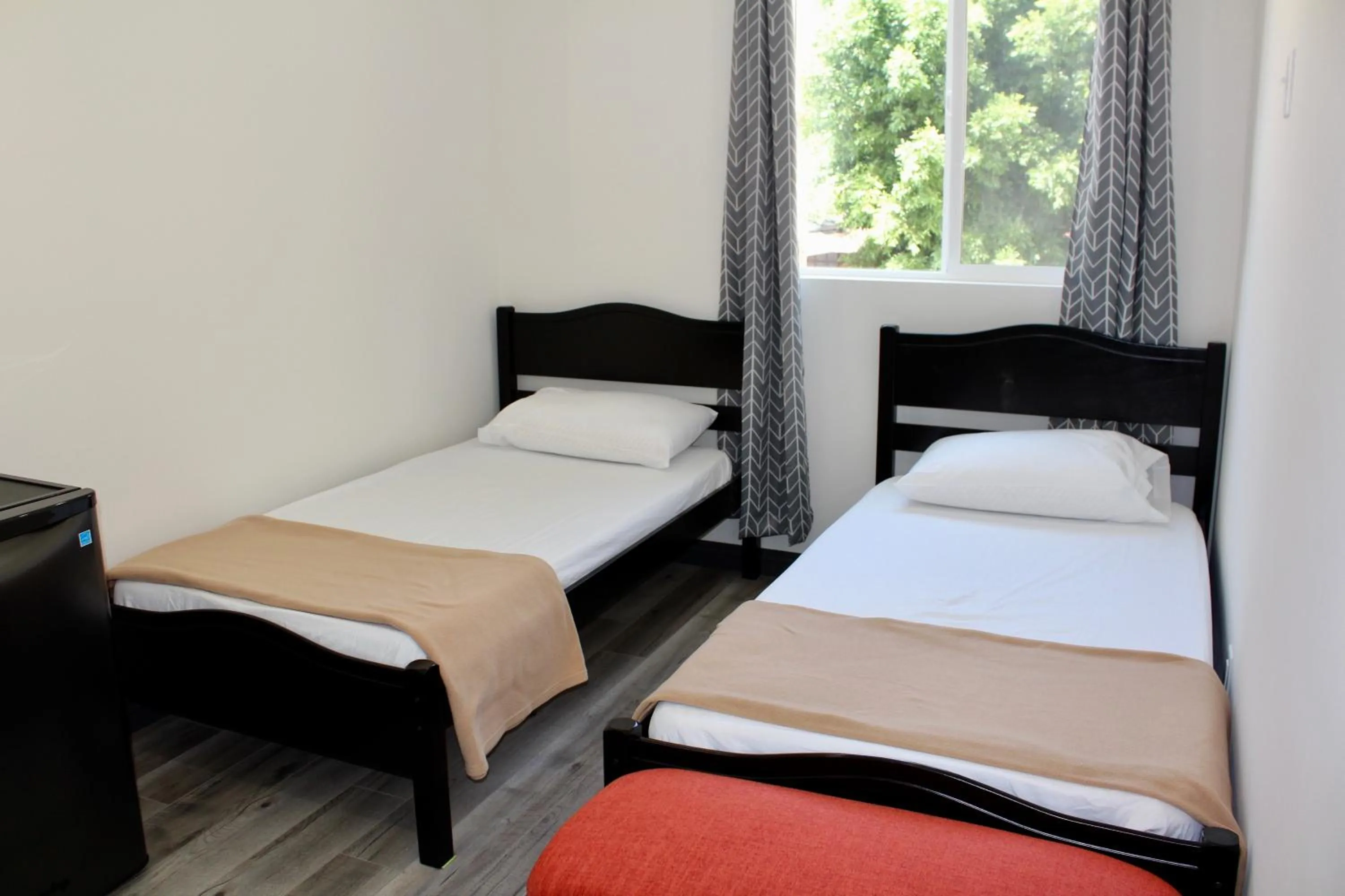 Bed in 8th and Ardmore