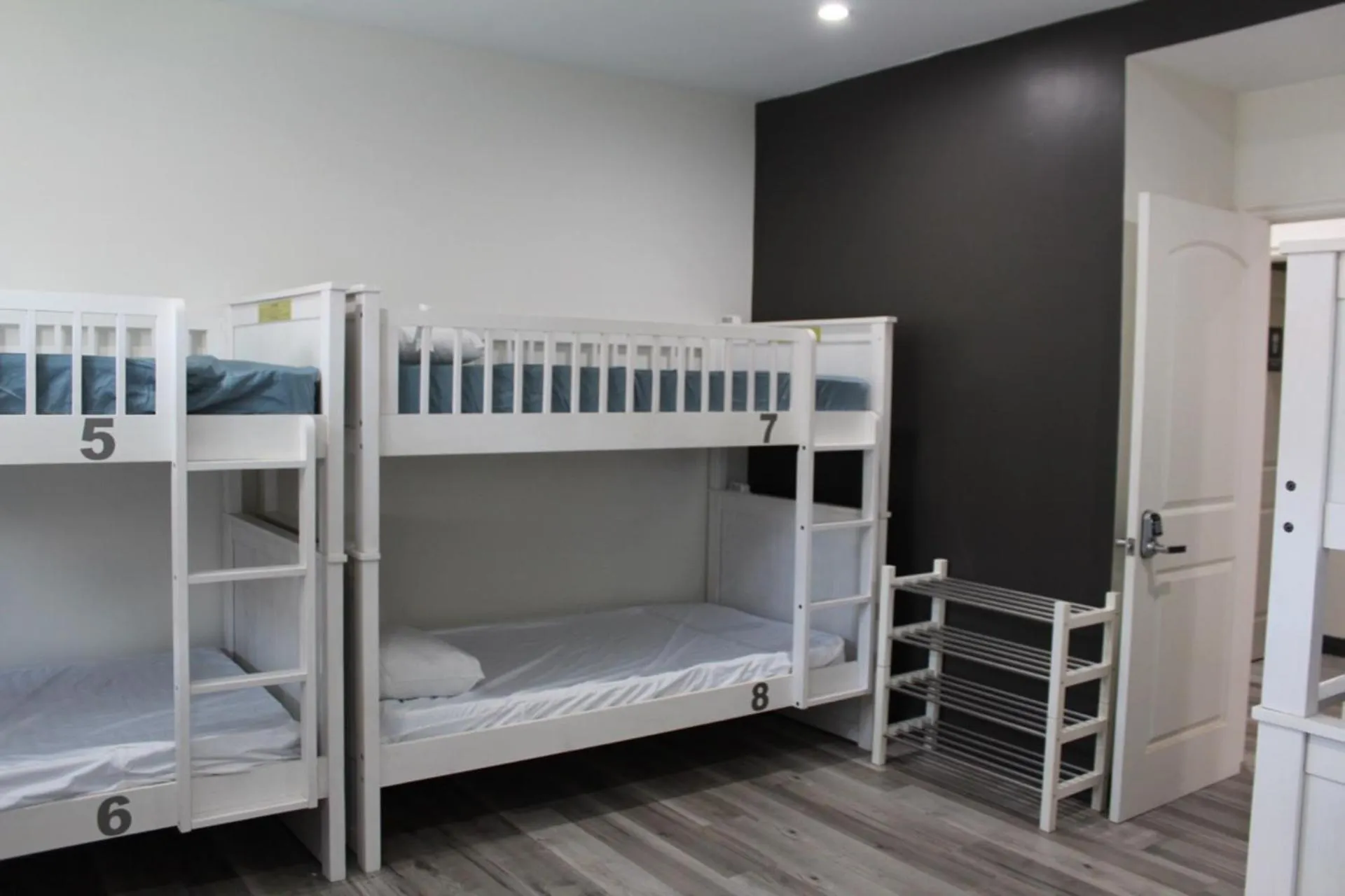 Bed in 8th and Ardmore