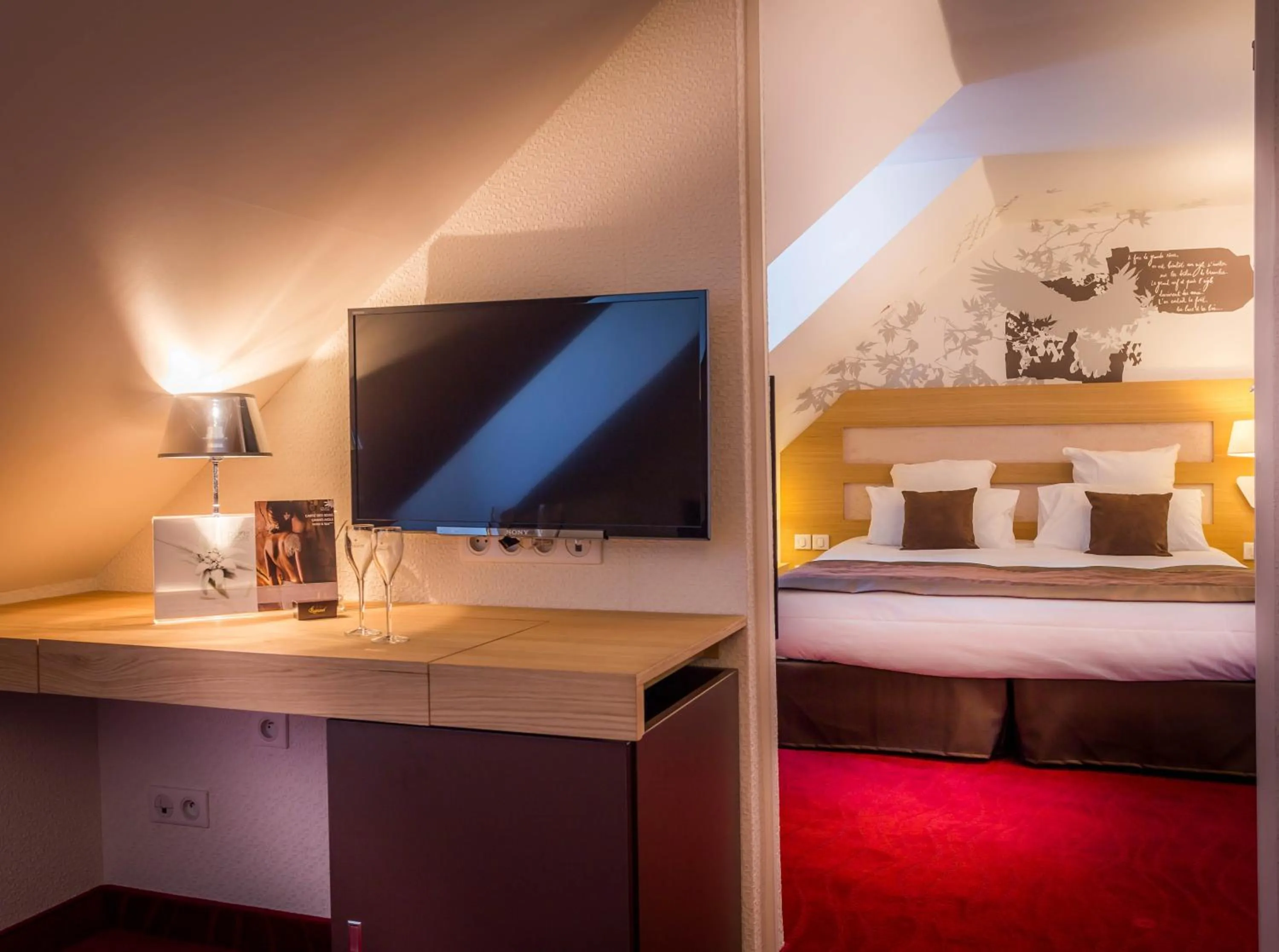 TV and multimedia, Bed in Le Grand Aigle Hotel & Spa****