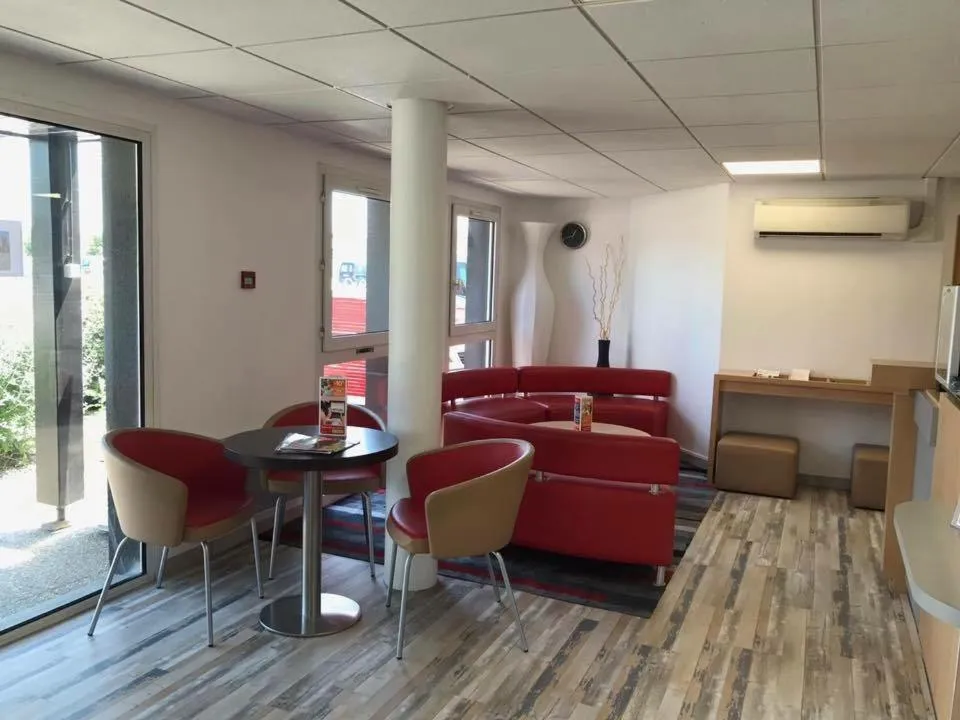 Communal lounge/ TV room in Kyriad Direct Agen