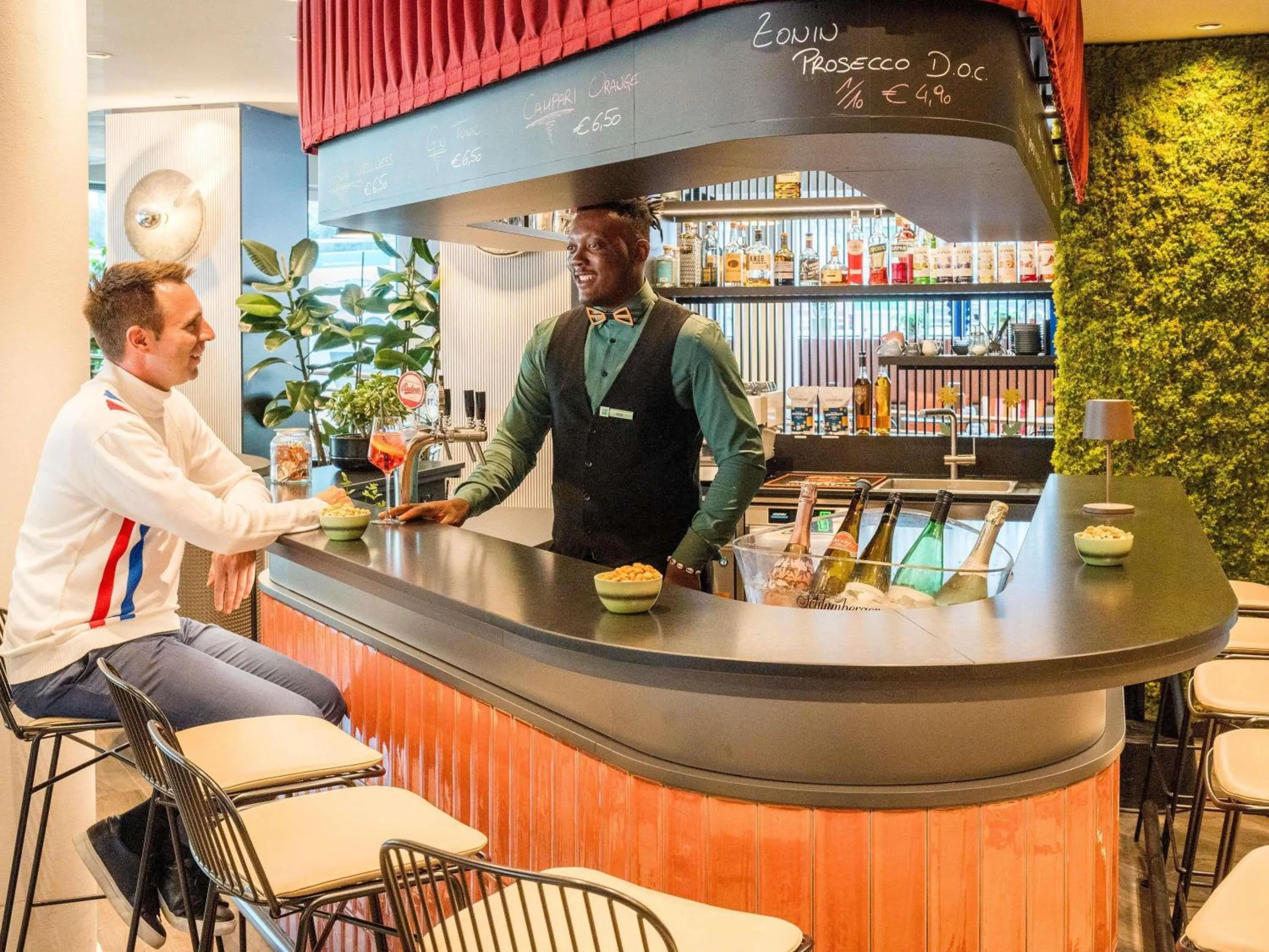 Lounge or bar in Ibis Styles Wien City