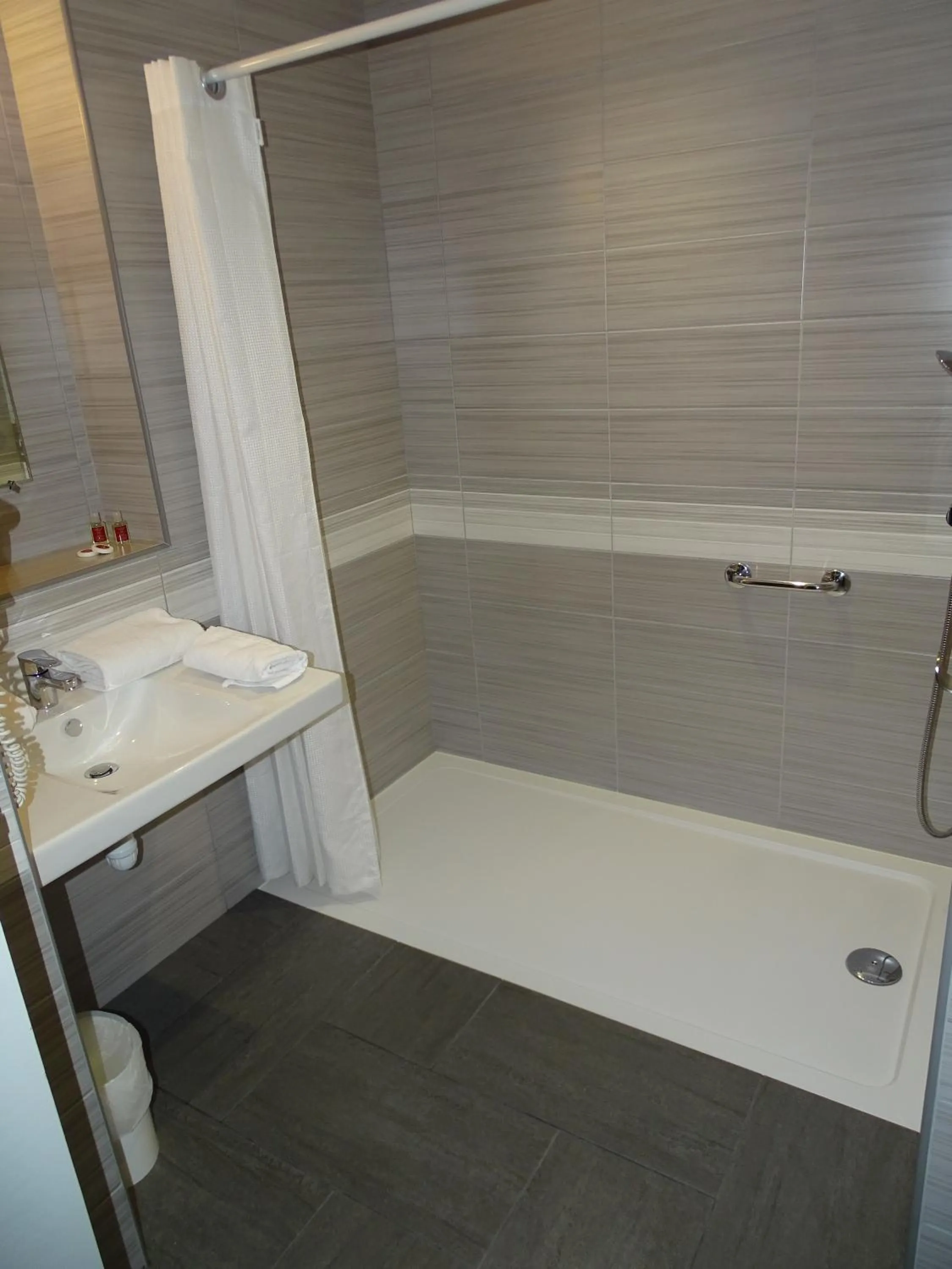 Bathroom in Sure Hotel by Best Western Angouleme
