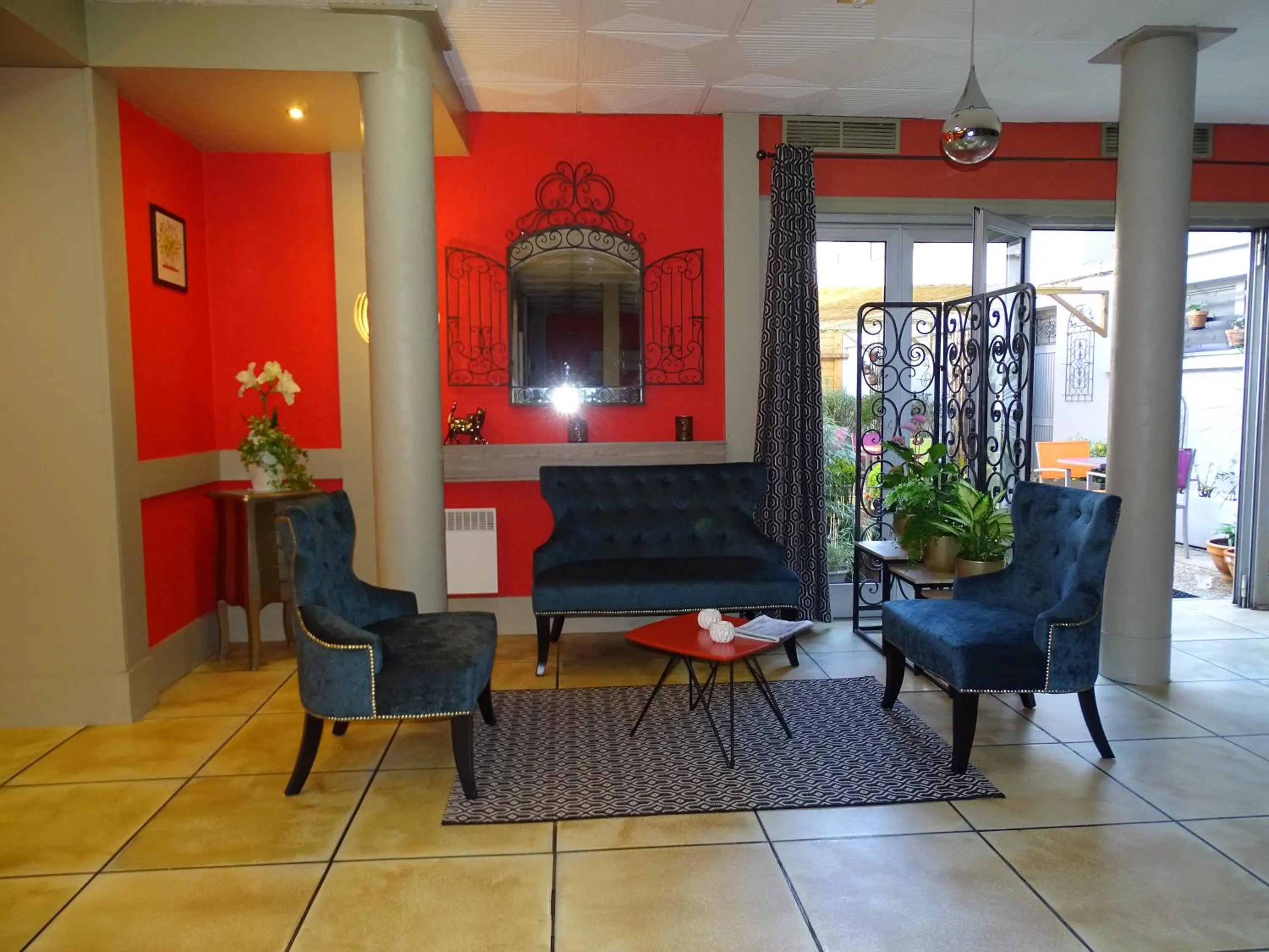 Lounge or bar, Lobby/Reception in Hôtel Saint Antoine