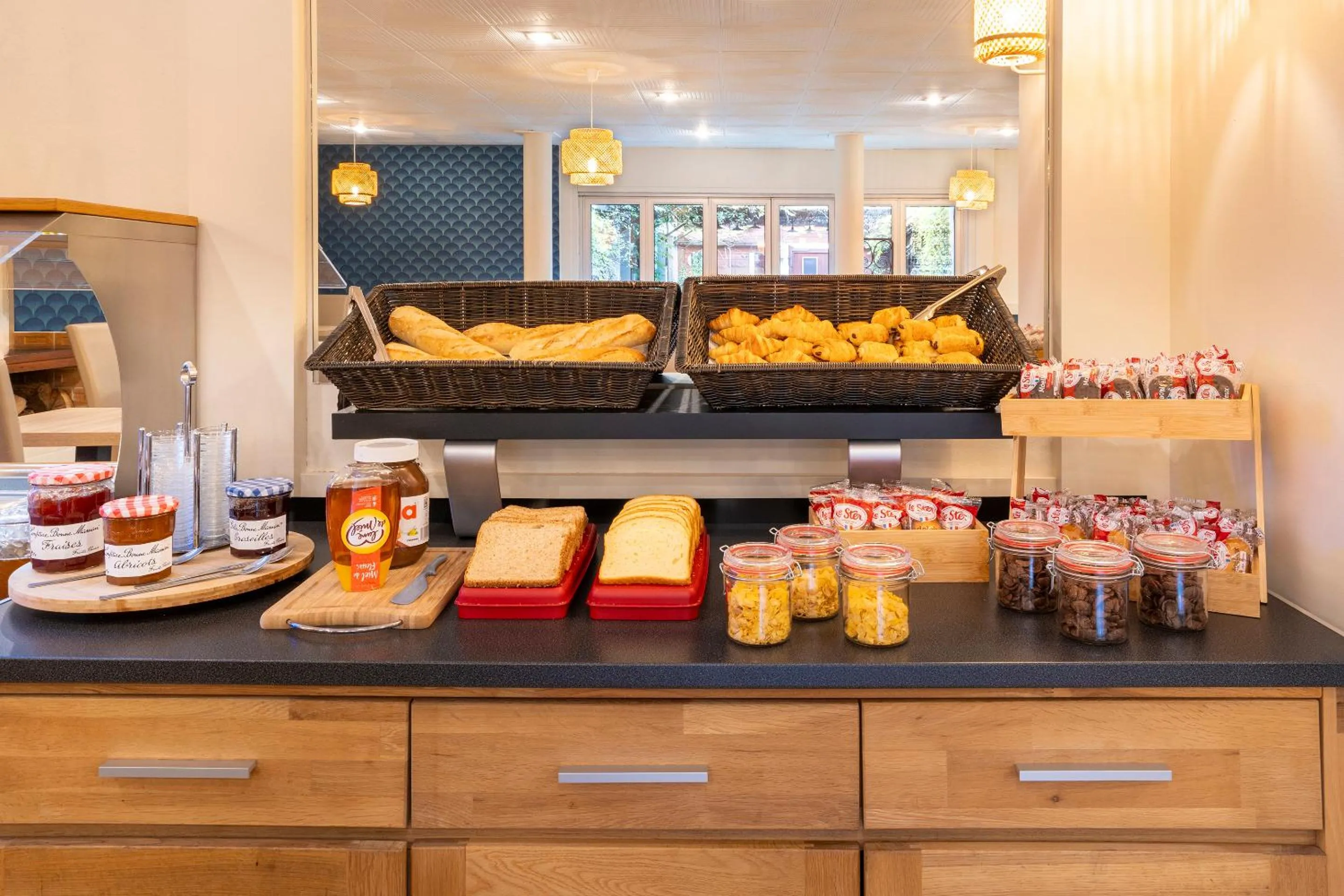 Food and drinks in Sure Hotel by Best Western Angouleme