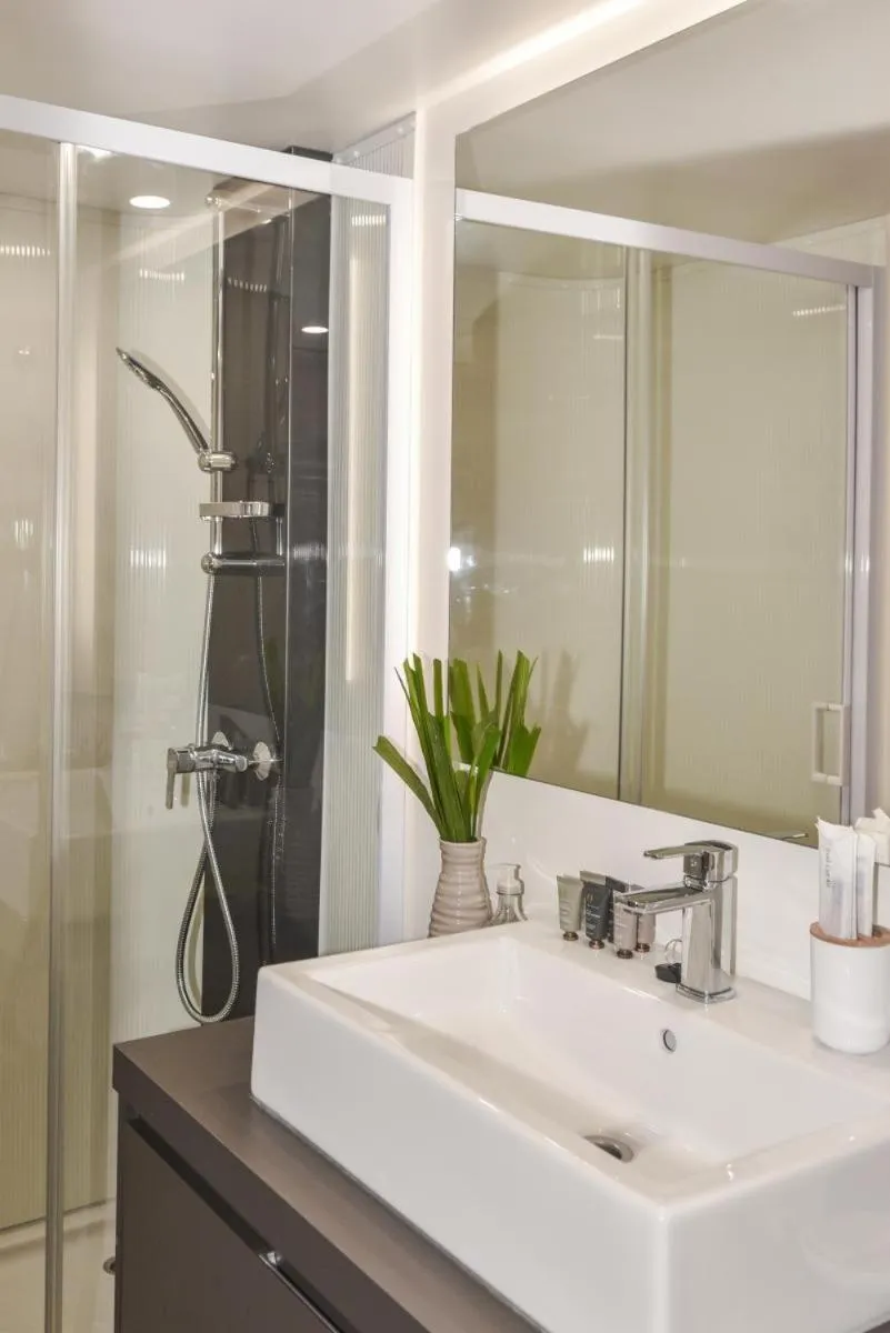 Bathroom in The Park - Silang