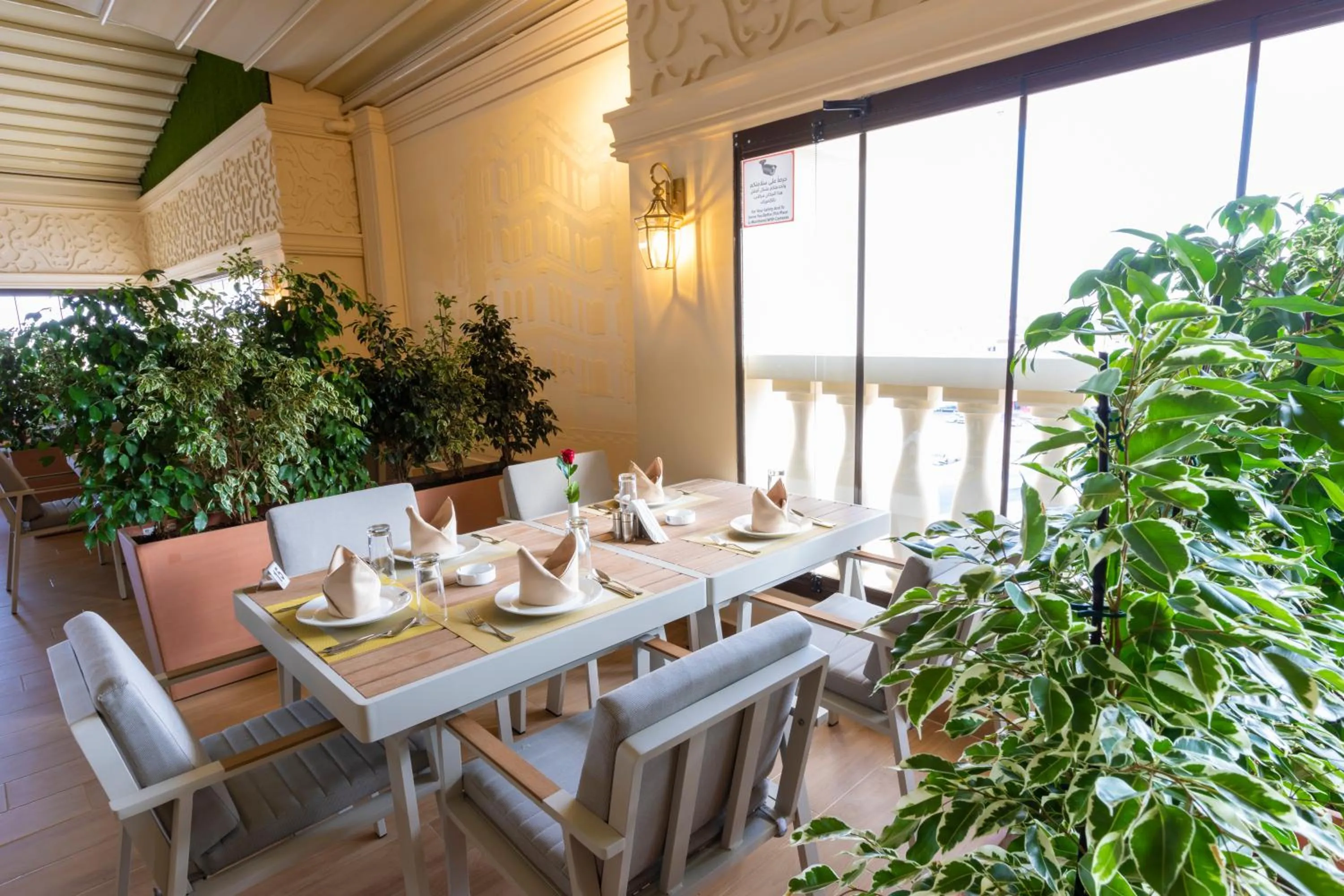 Restaurant/places to eat in Remaj Hotel