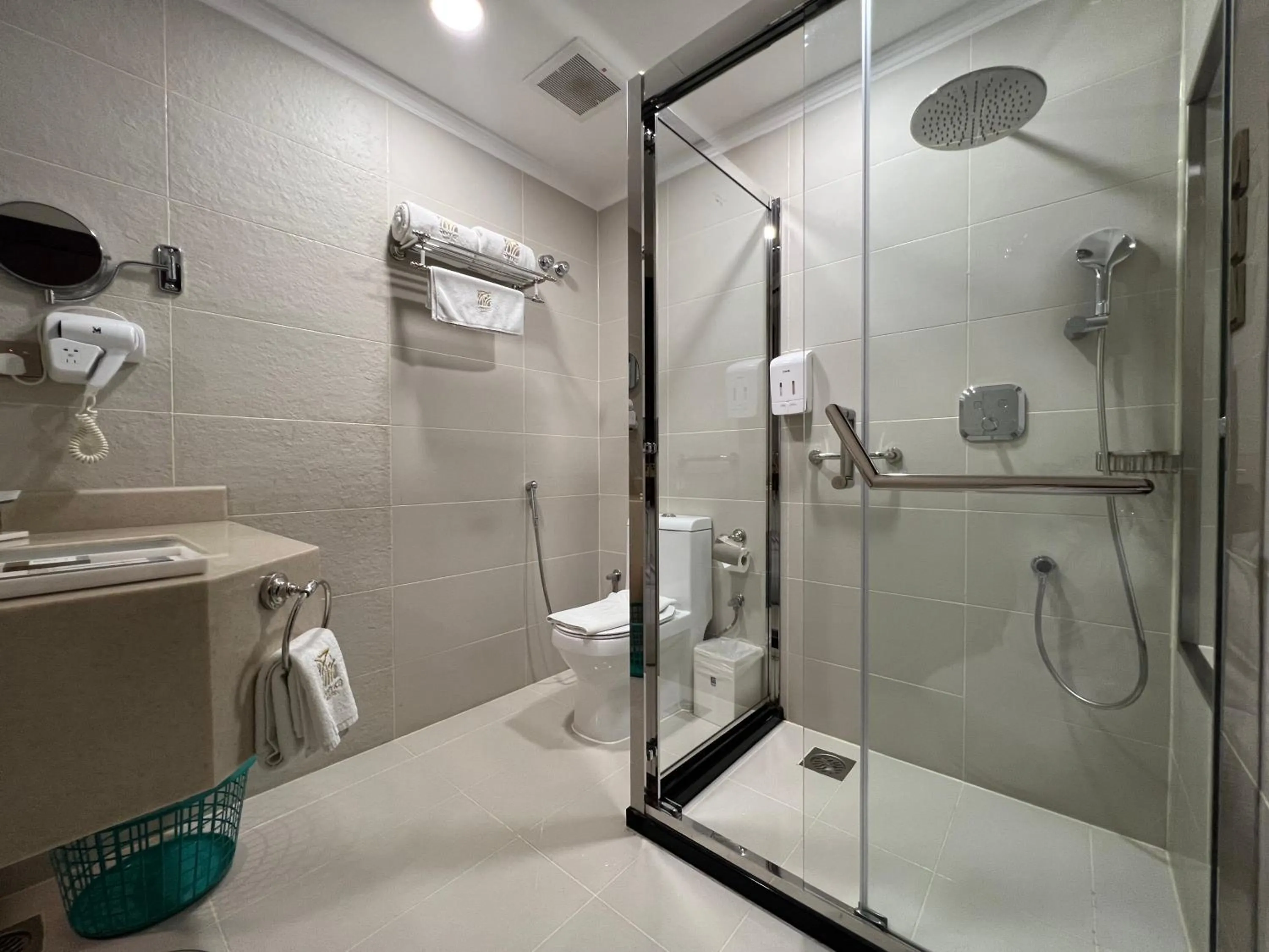 Toilet in Remaj Hotel