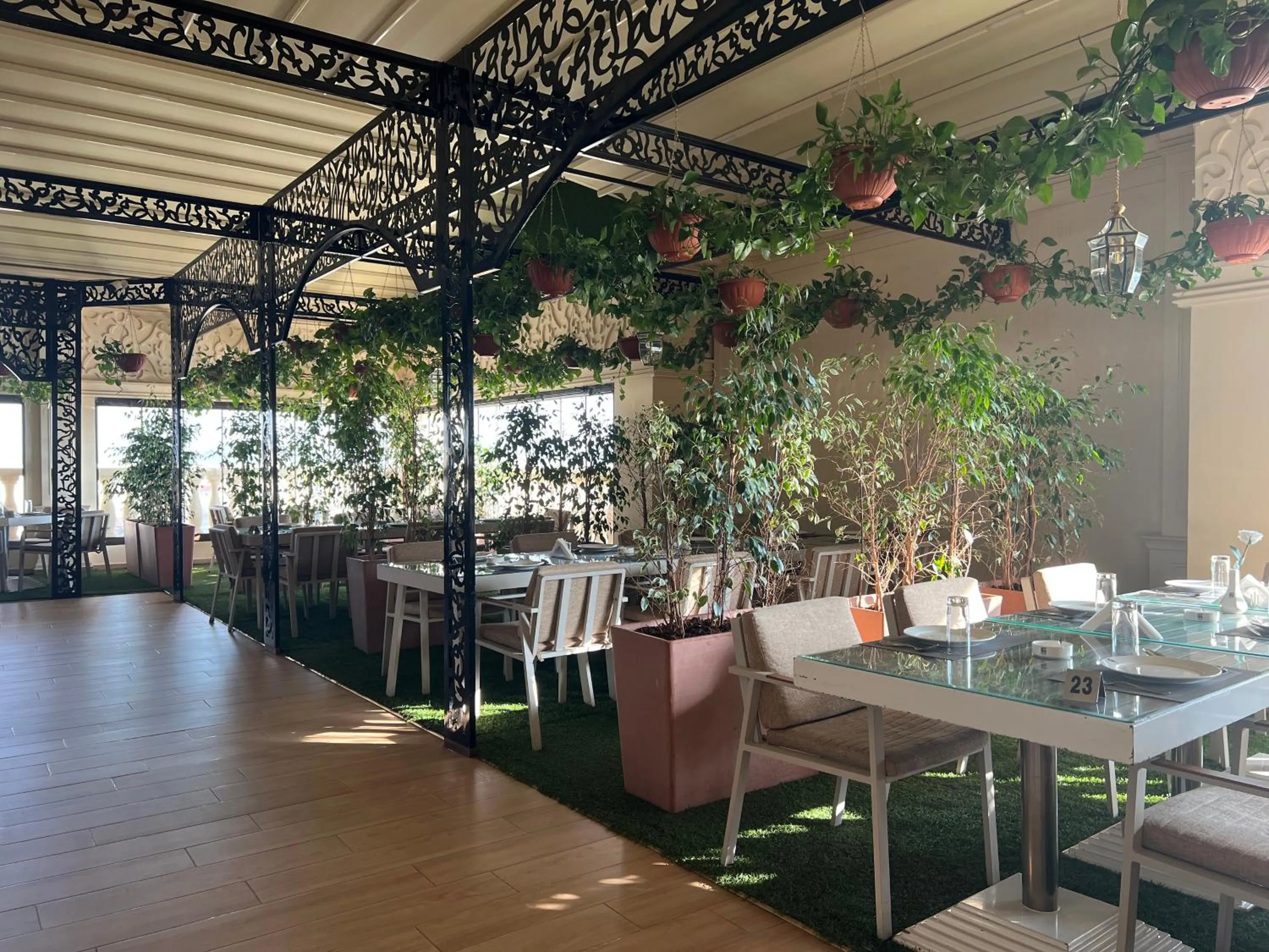 Restaurant/places to eat in Remaj Hotel