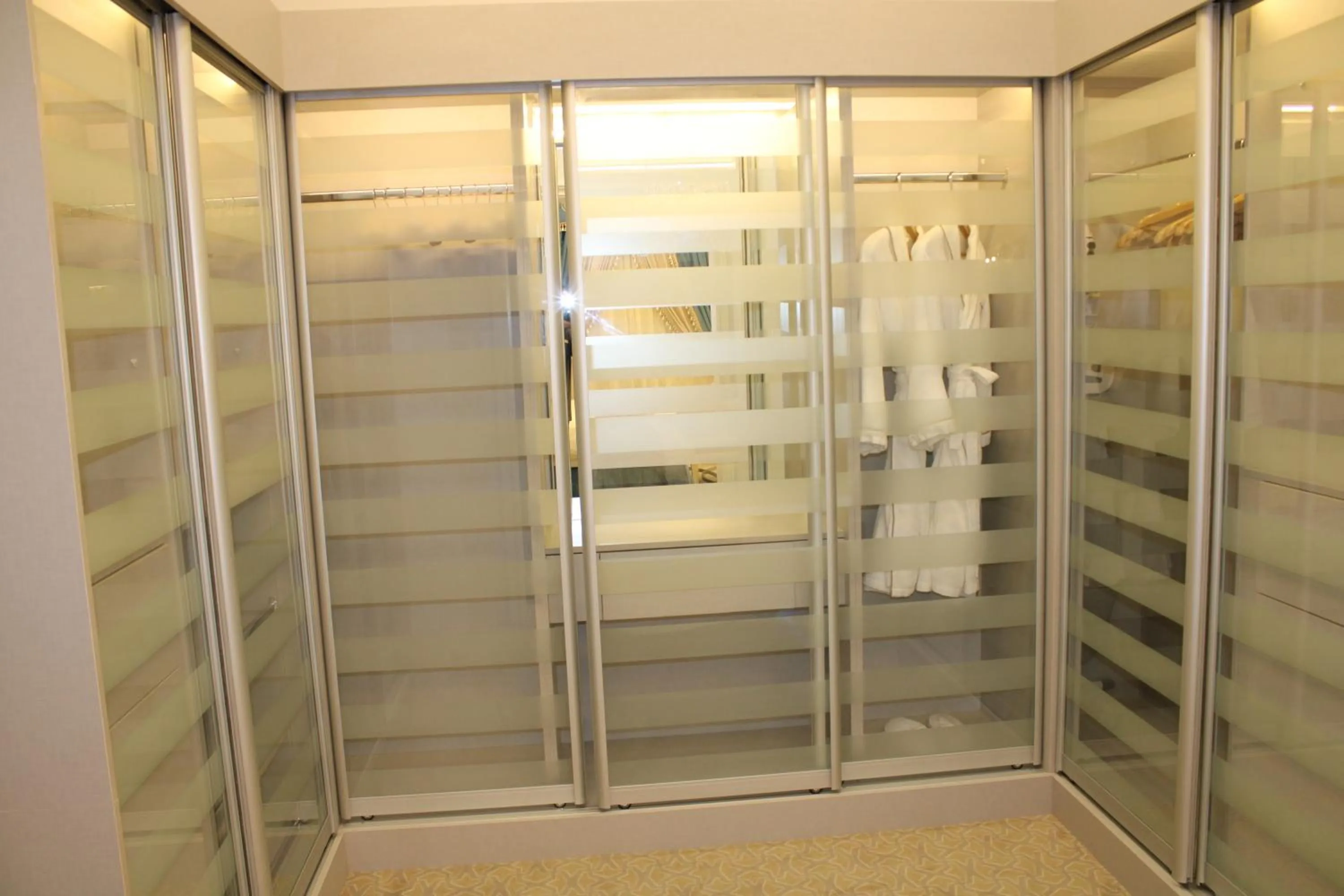 wardrobe in Remaj Hotel