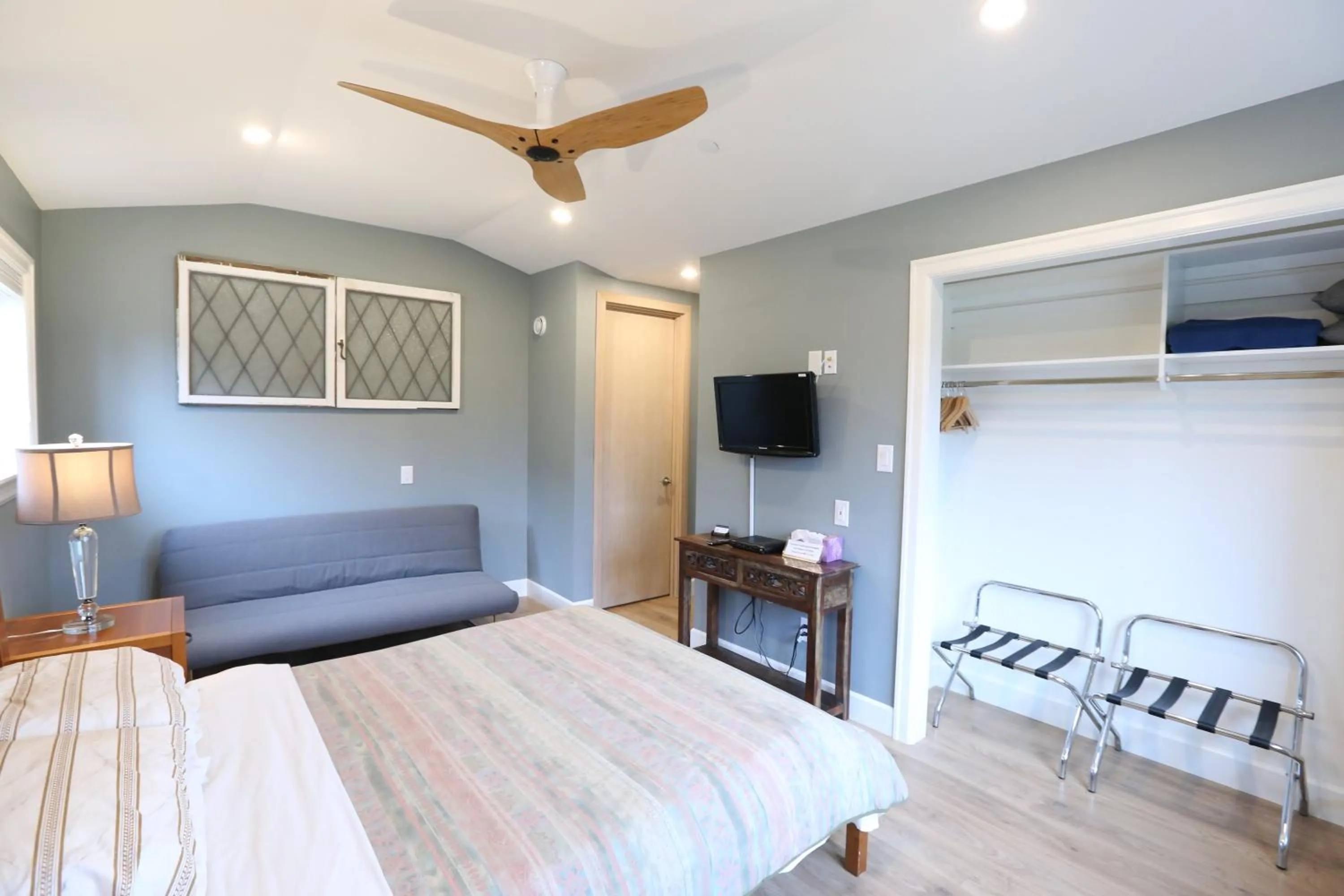 Bed in Vancouver Traveller B&B