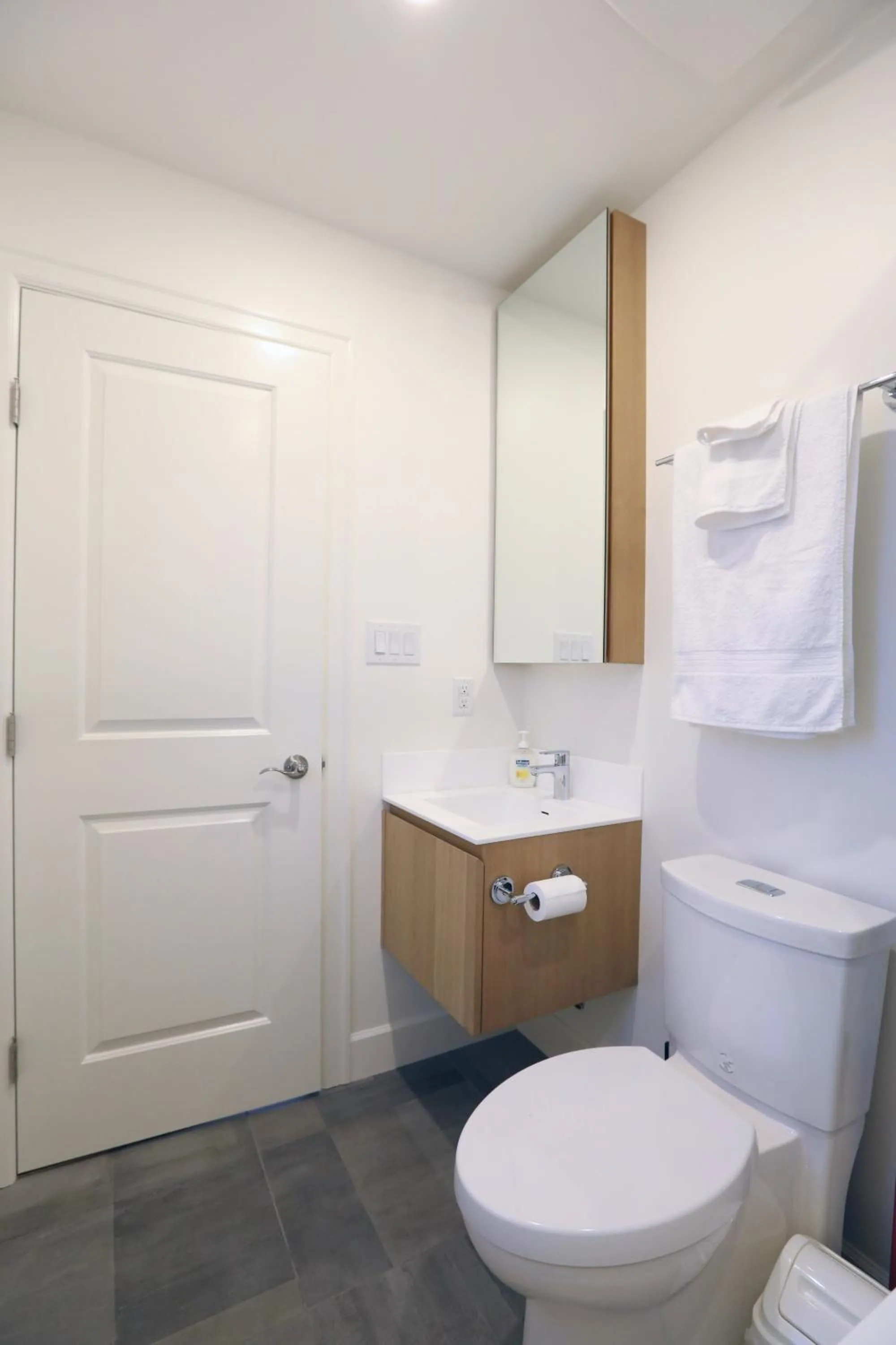 Toilet in Vancouver Traveller B&B