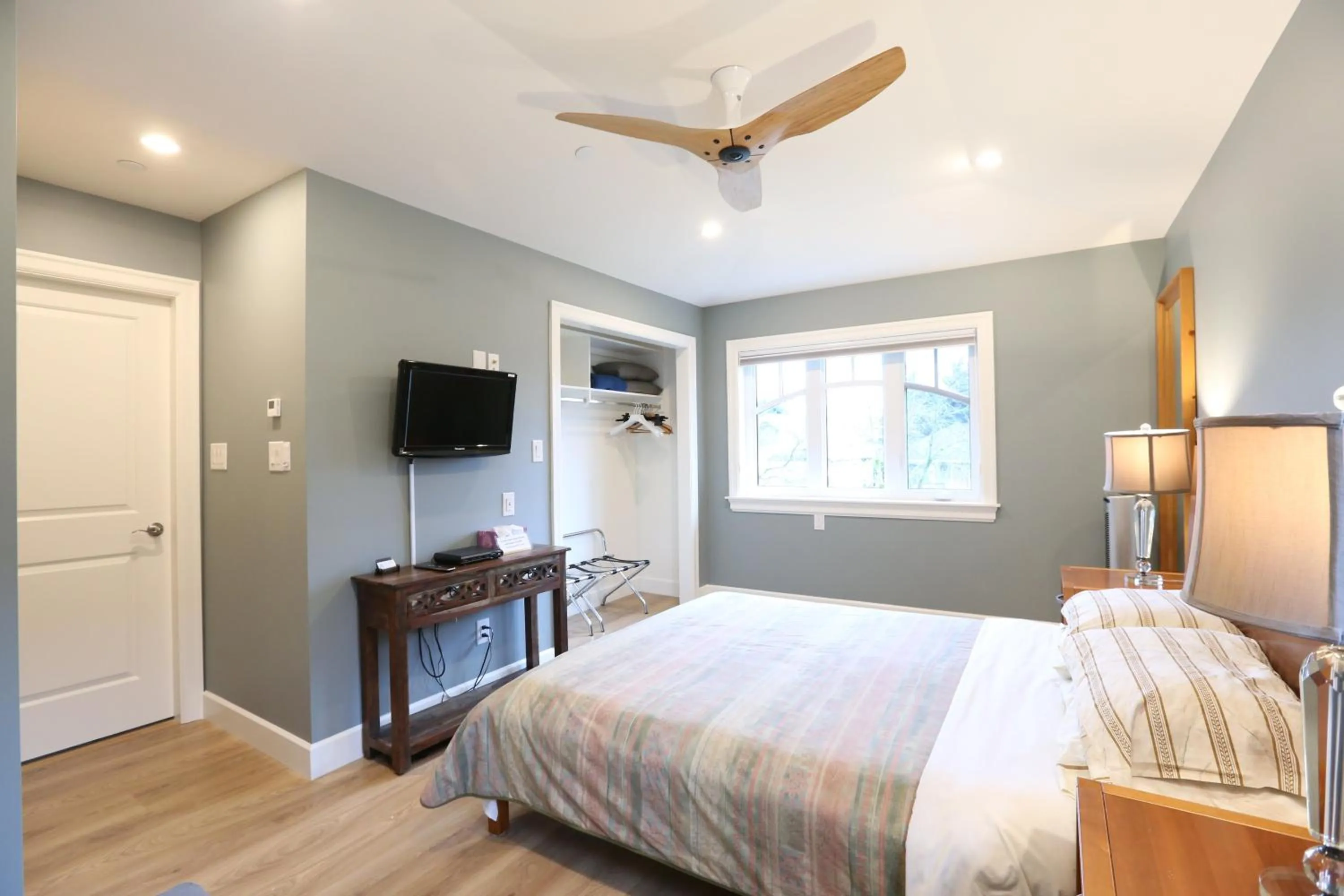 Bed in Vancouver Traveller B&B