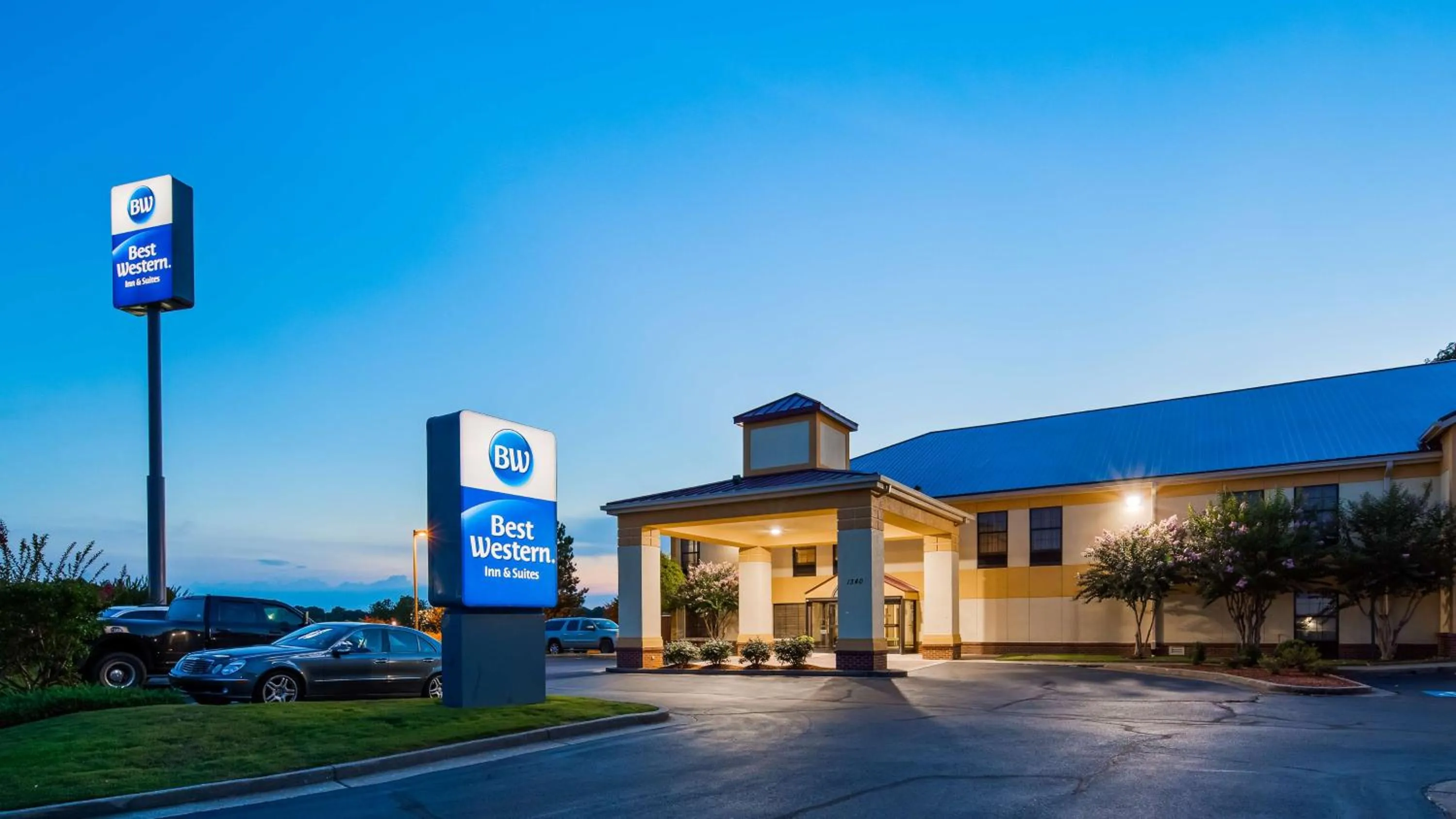 Property building in Best Western Hiram Inn and Suites