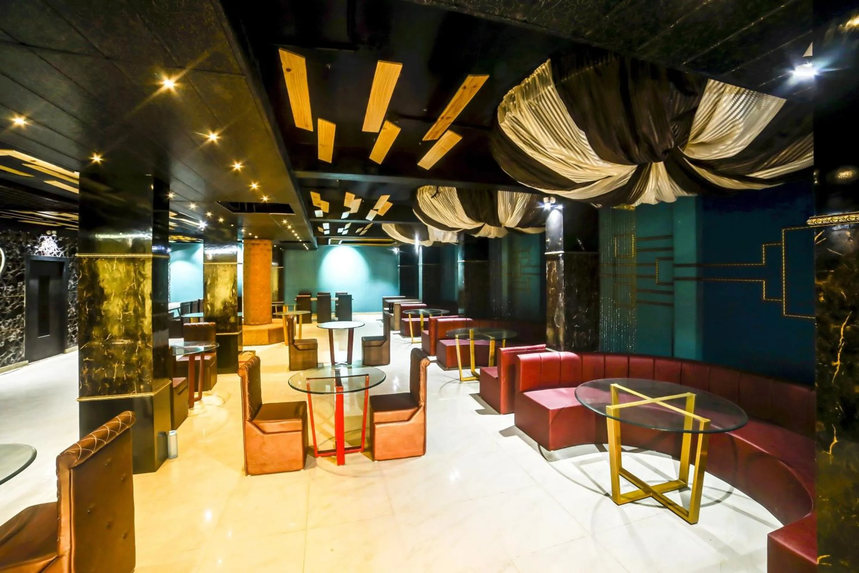 Restaurant/places to eat in Hotel O Vip