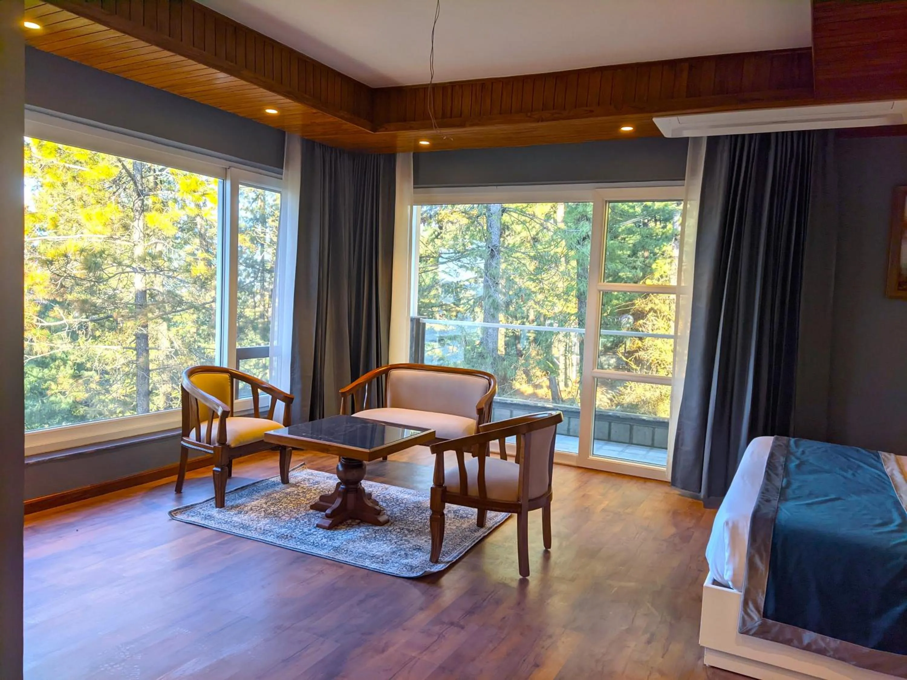 Seating area, Bed in The Retreat Mashobra, Shimla