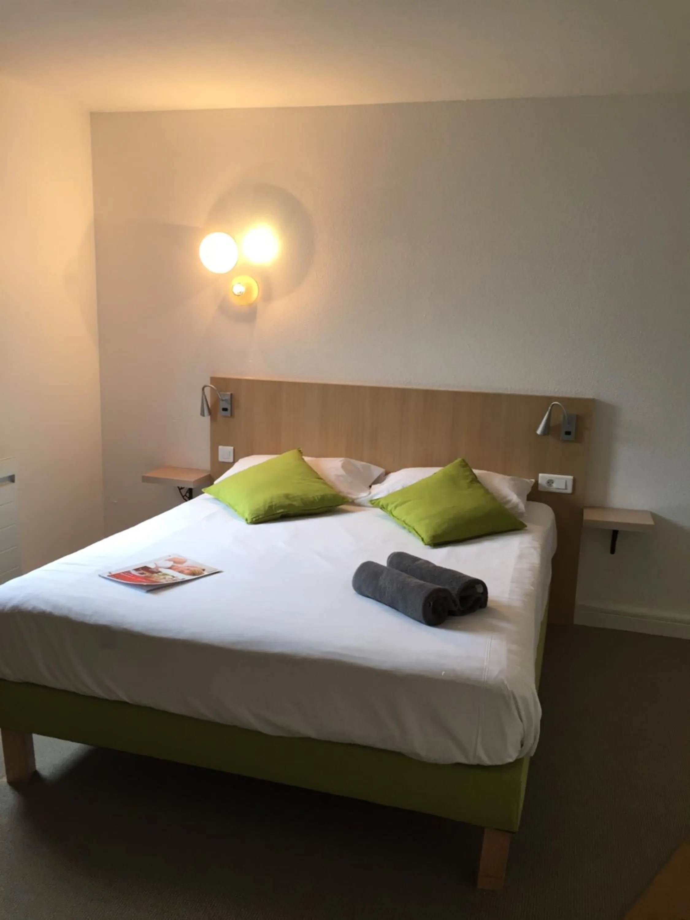 Bed in Kyriad Direct La Rochelle Aytré