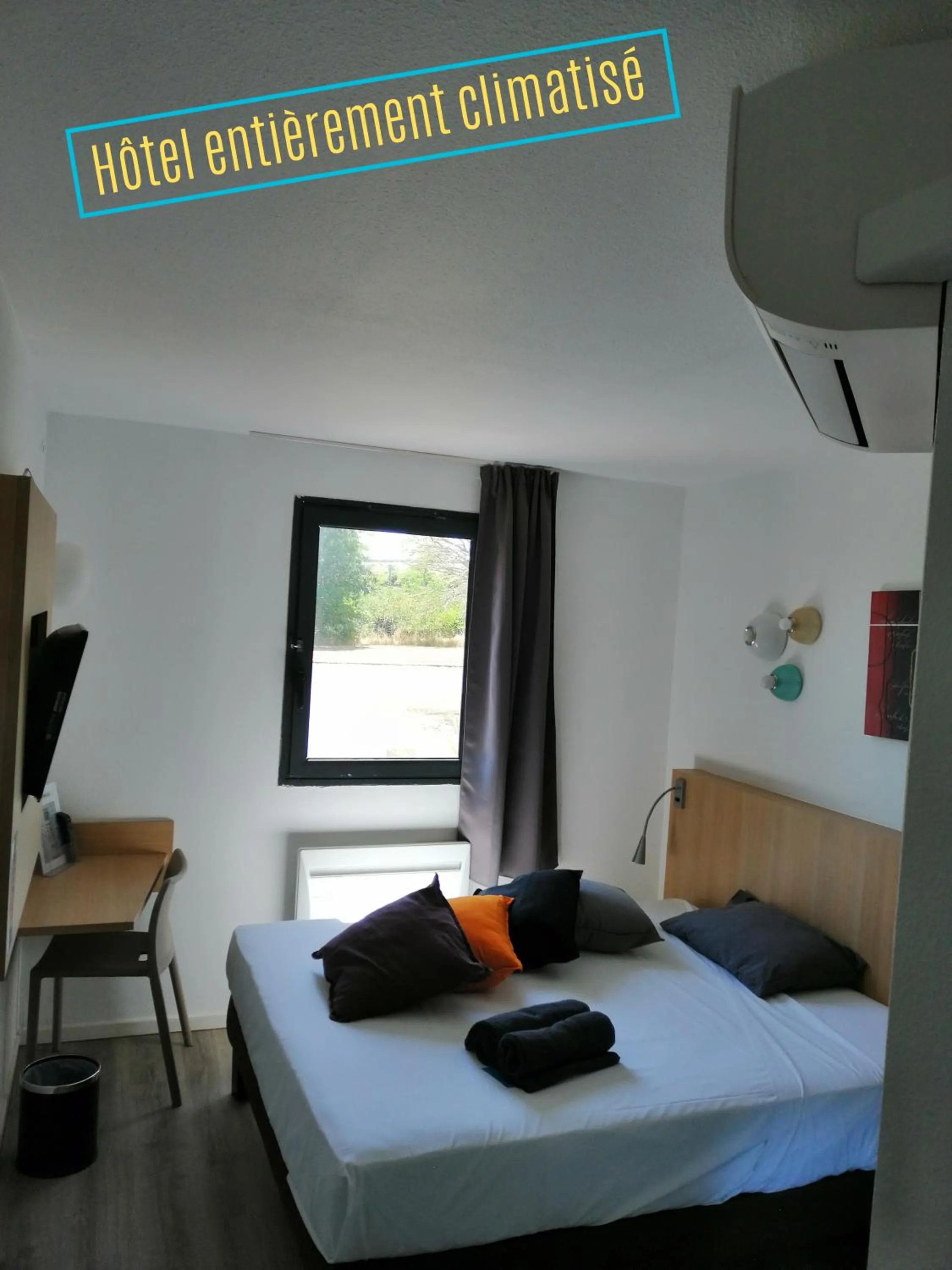 Bed in Kyriad Direct La Rochelle Aytré