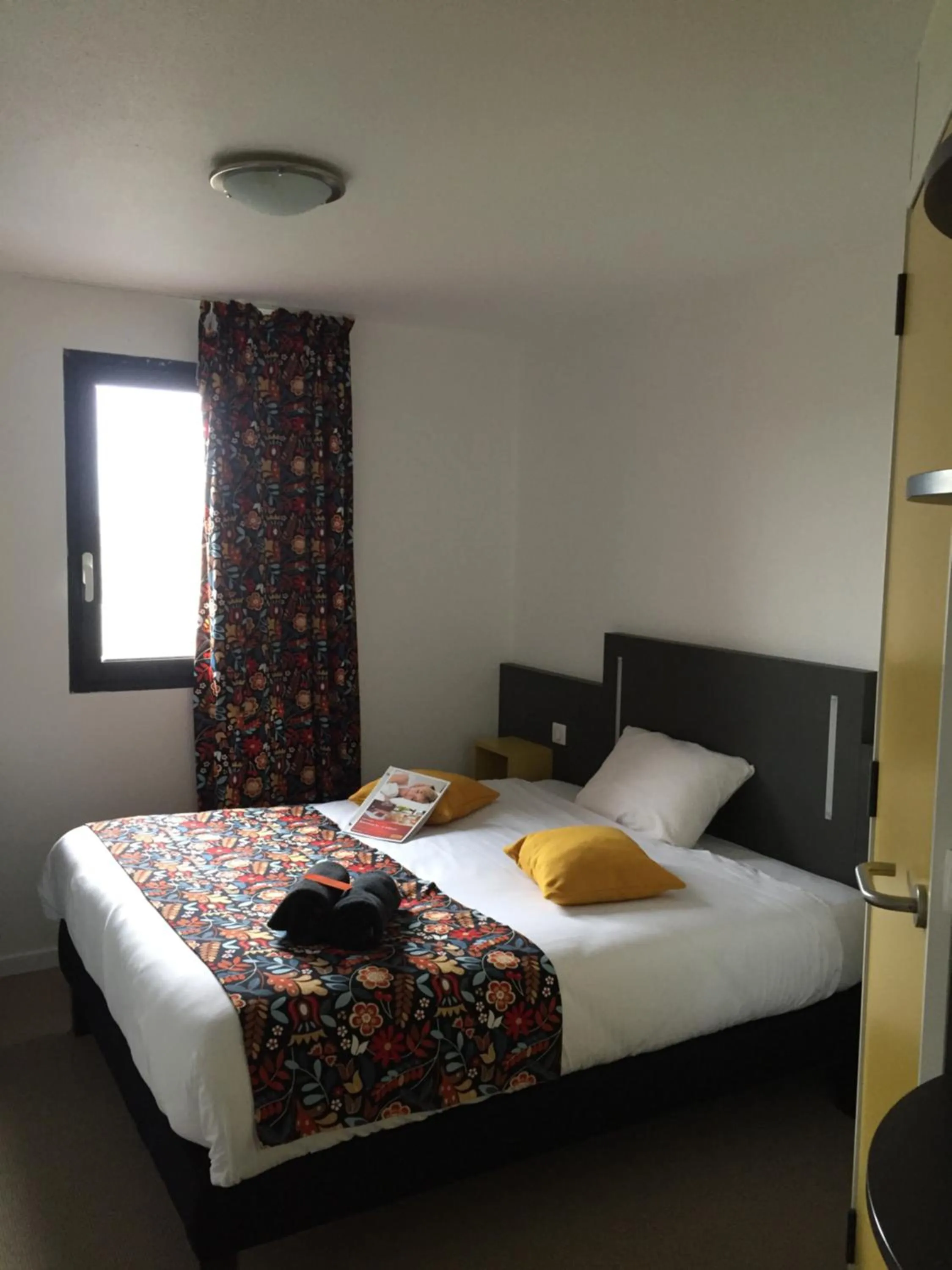 Bed in Kyriad Direct La Rochelle Aytré