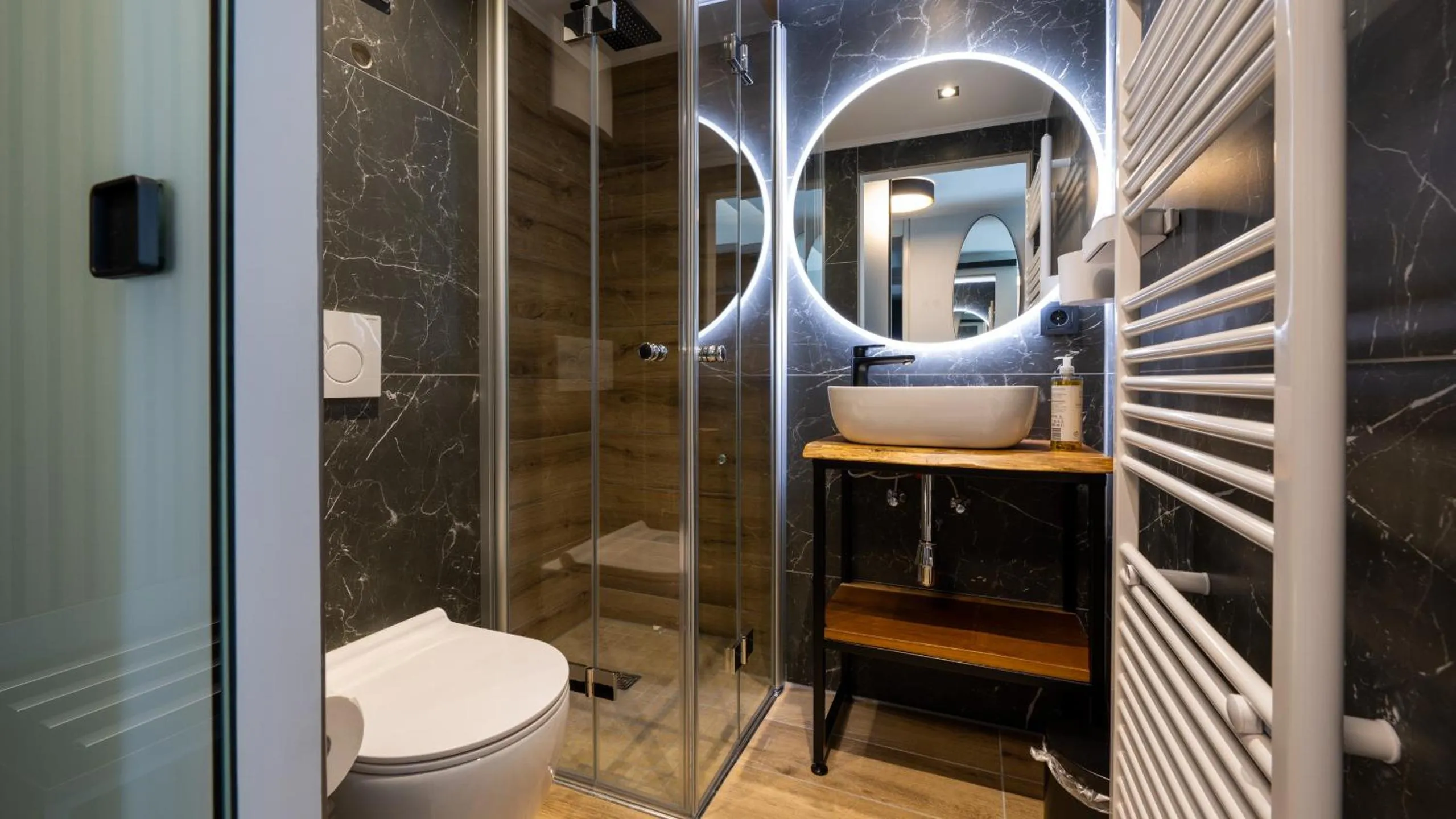 Shower in Hotel Metropol