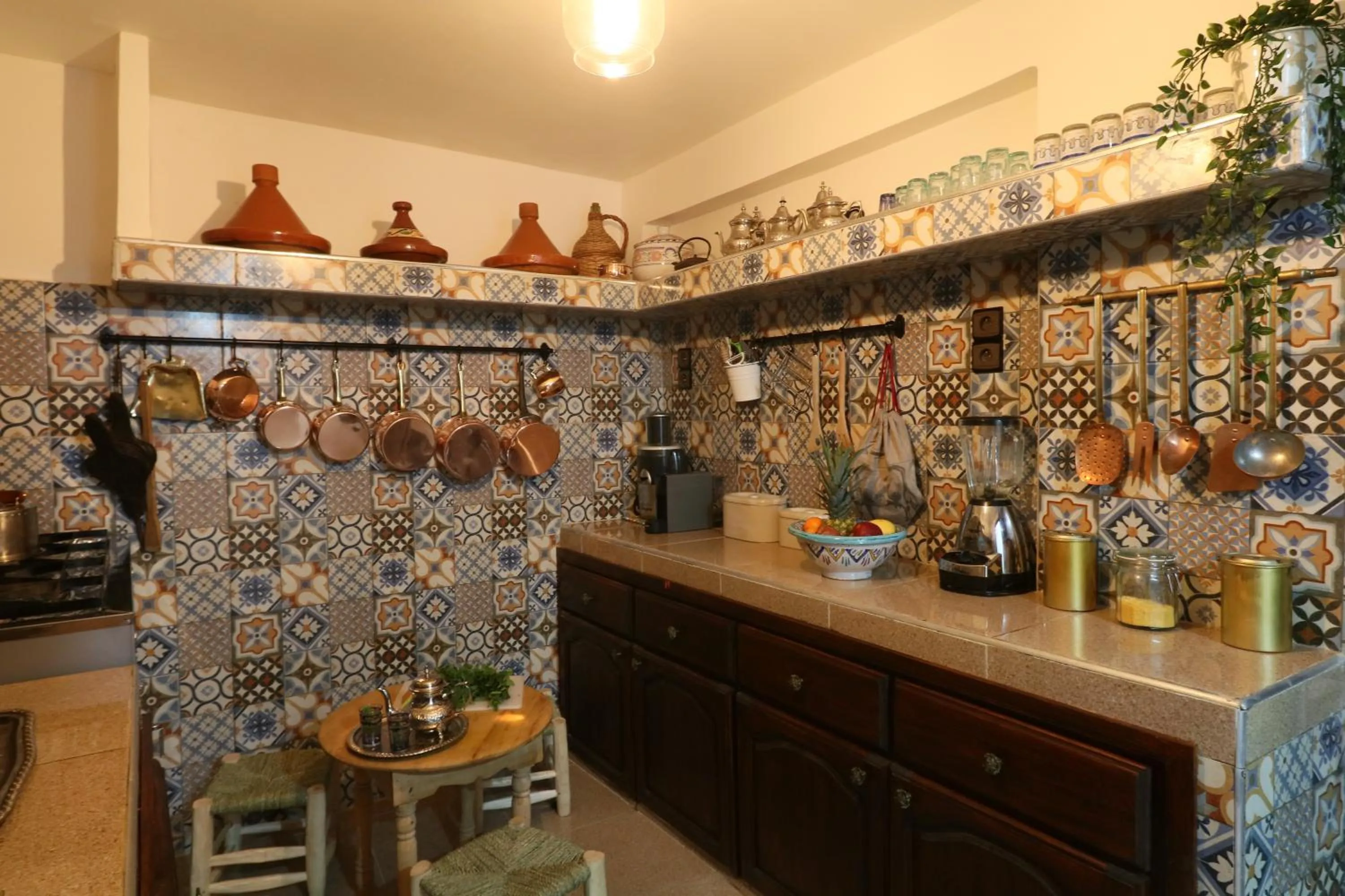 Communal kitchen in Riad Dada Mouss & Suites