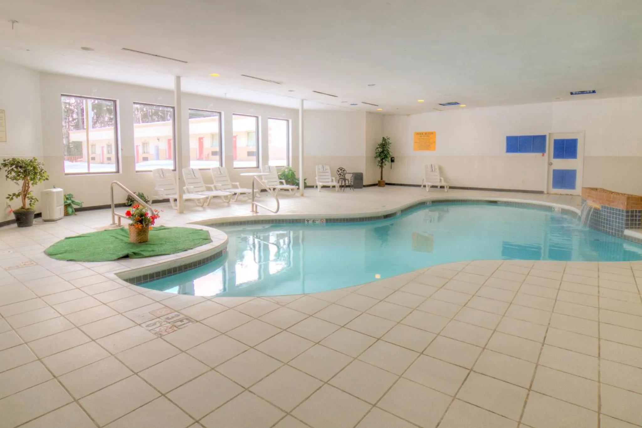 Swimming pool in Hotel M Mount Pocono