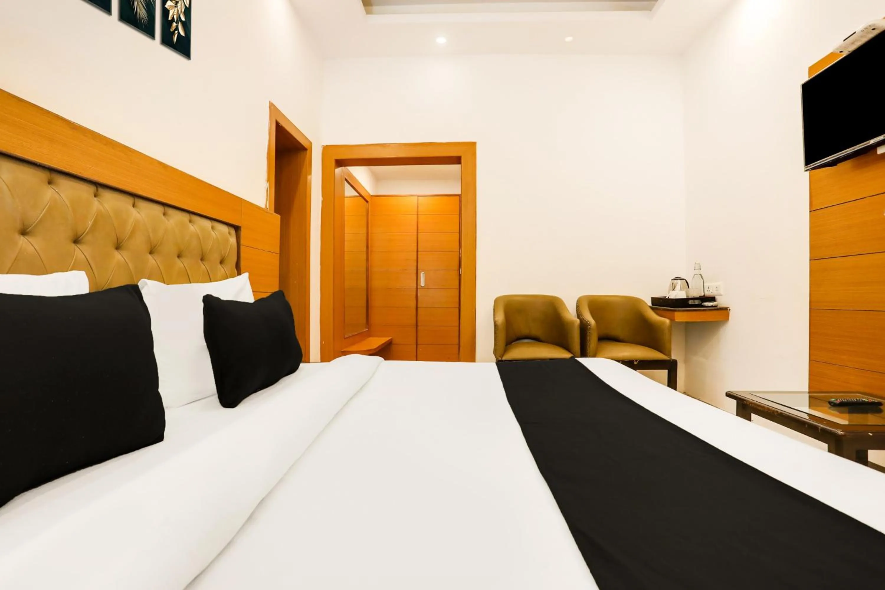 Bedroom, Bed in Collection O Mall Road Near St. Georges College