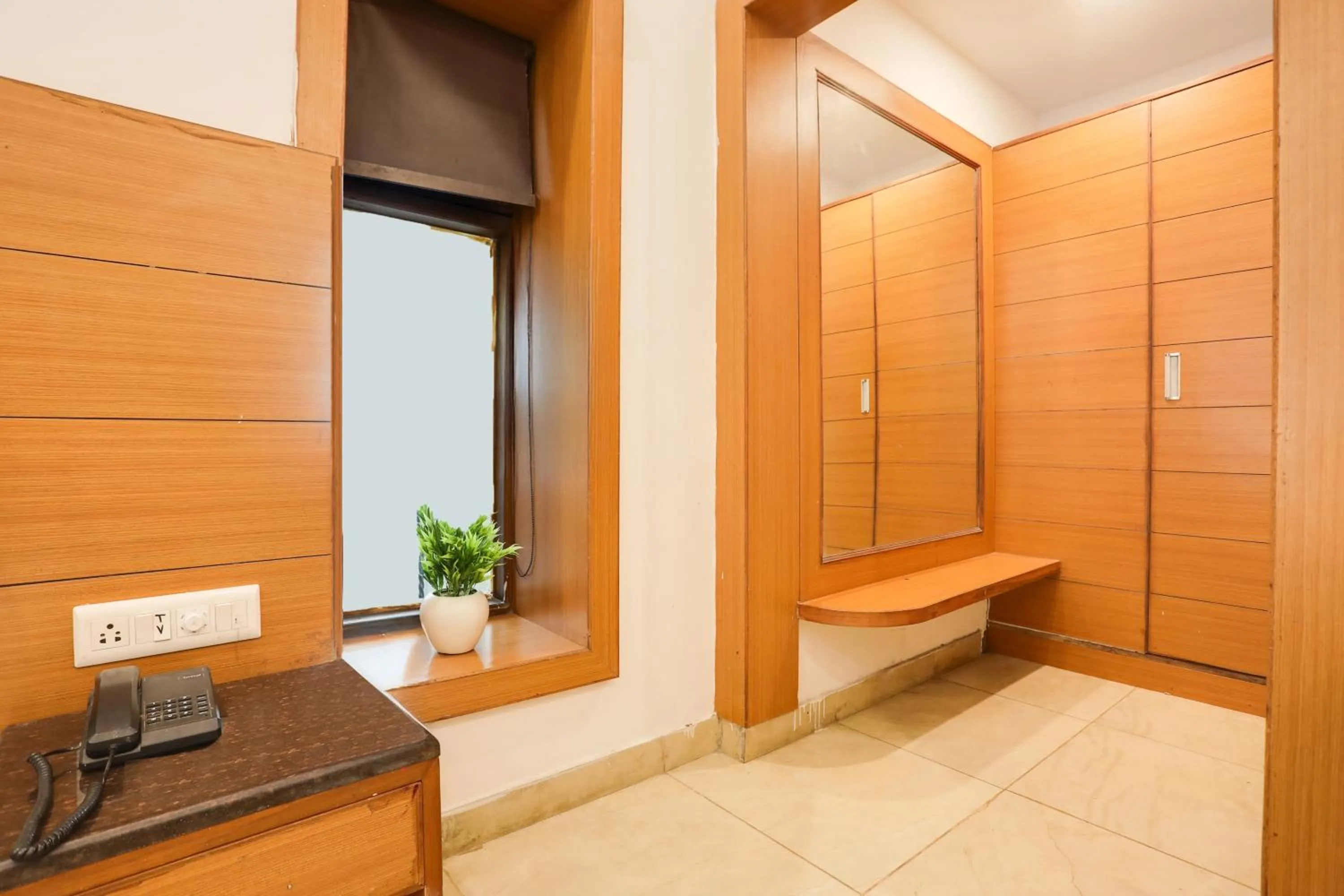 Bedroom in Collection O Mall Road Near St. Georges College