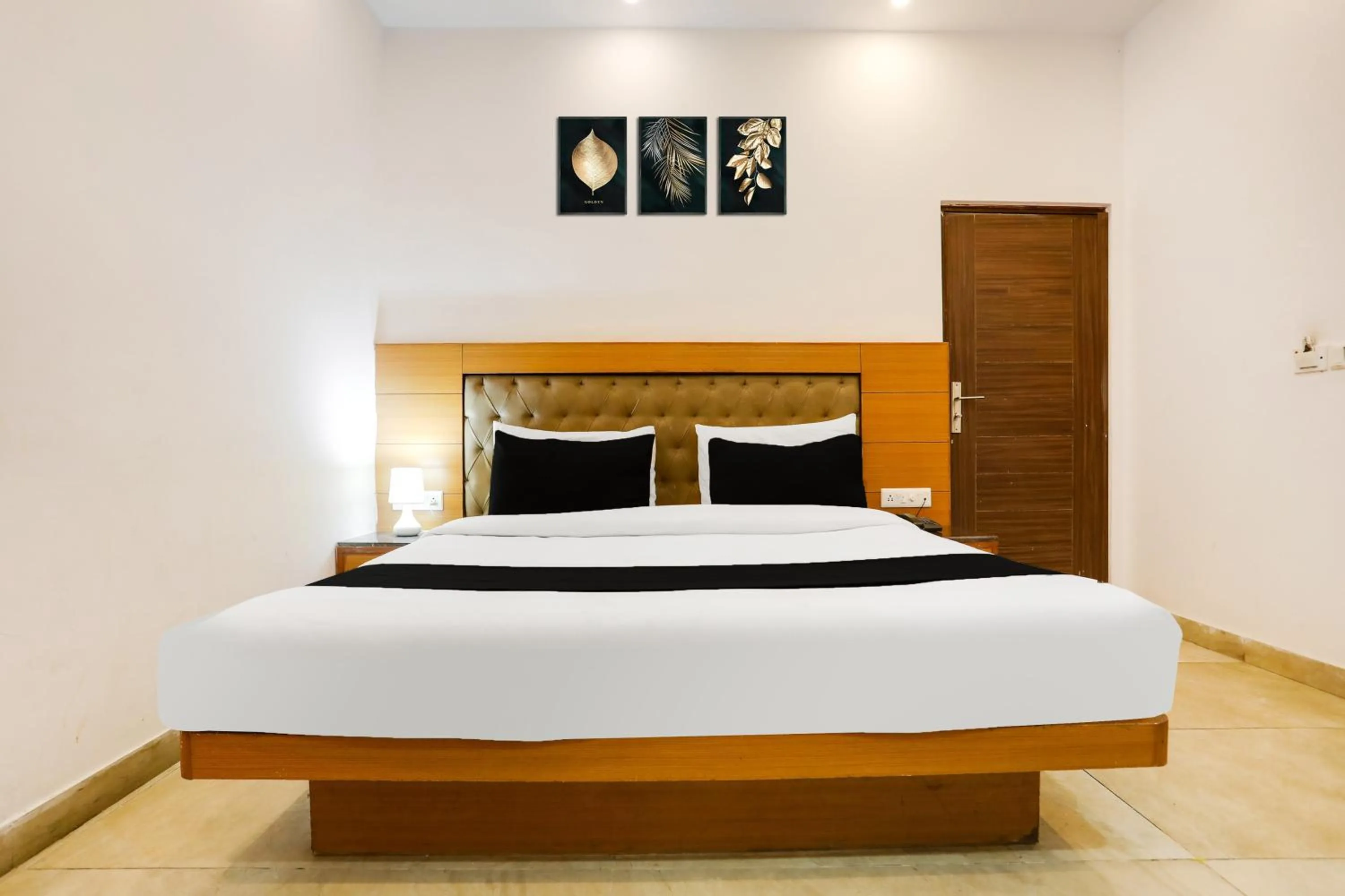 Bedroom, Bed in Collection O Mall Road Near St. Georges College