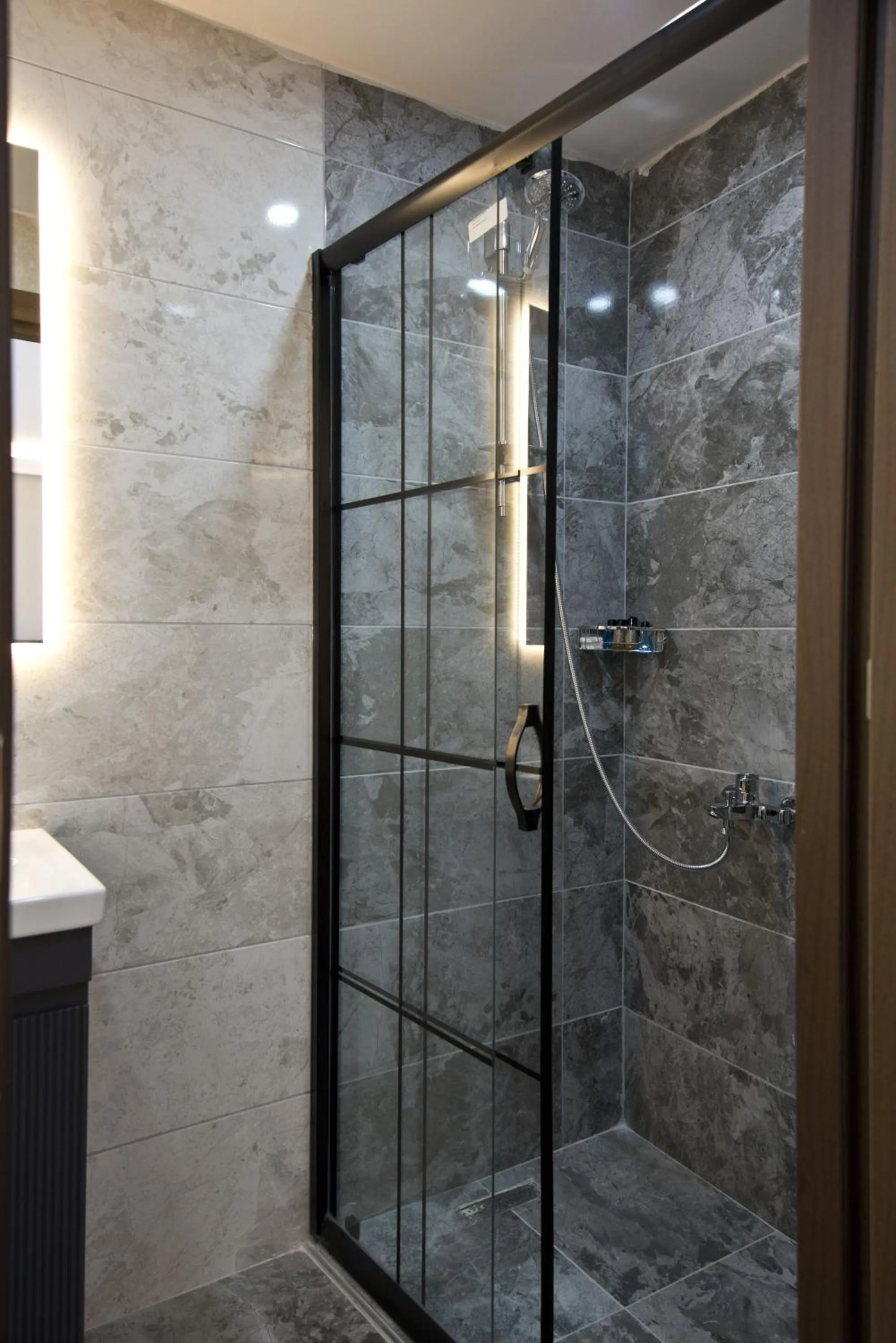 Bathroom in Grand Bagoz Hotel