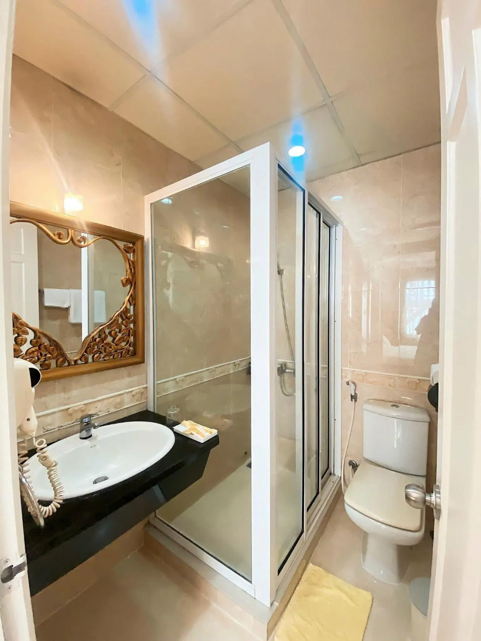 HOANG THANH THUY AIRPORT HOTEL 2 - Gần Ẩm Thực Đêm Chợ Hoàng Hoa Thám