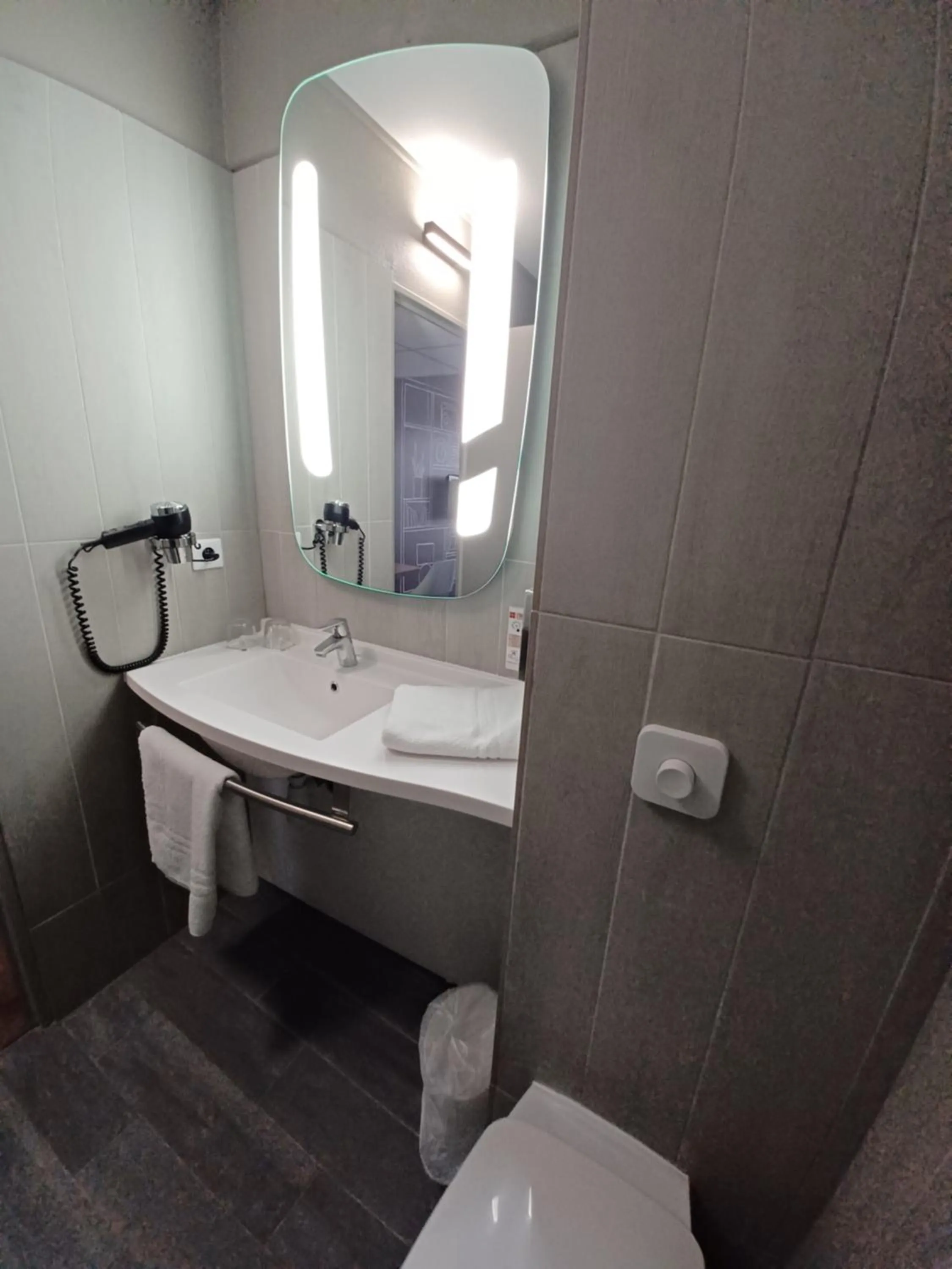 Bathroom in Ibis Toulouse Purpan Aeroport