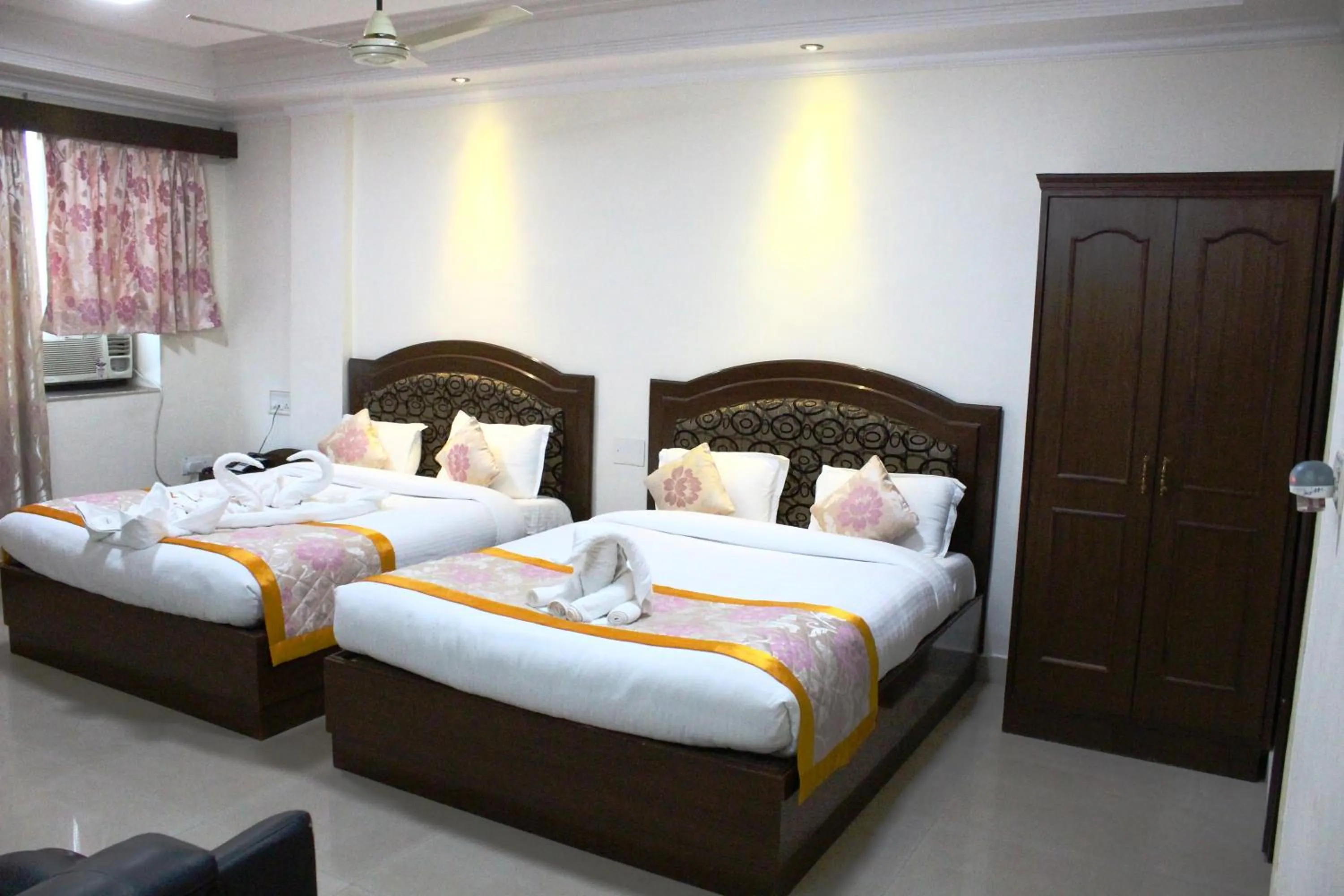 bunk bed, Bed in Bodhgaya Regency Hotel