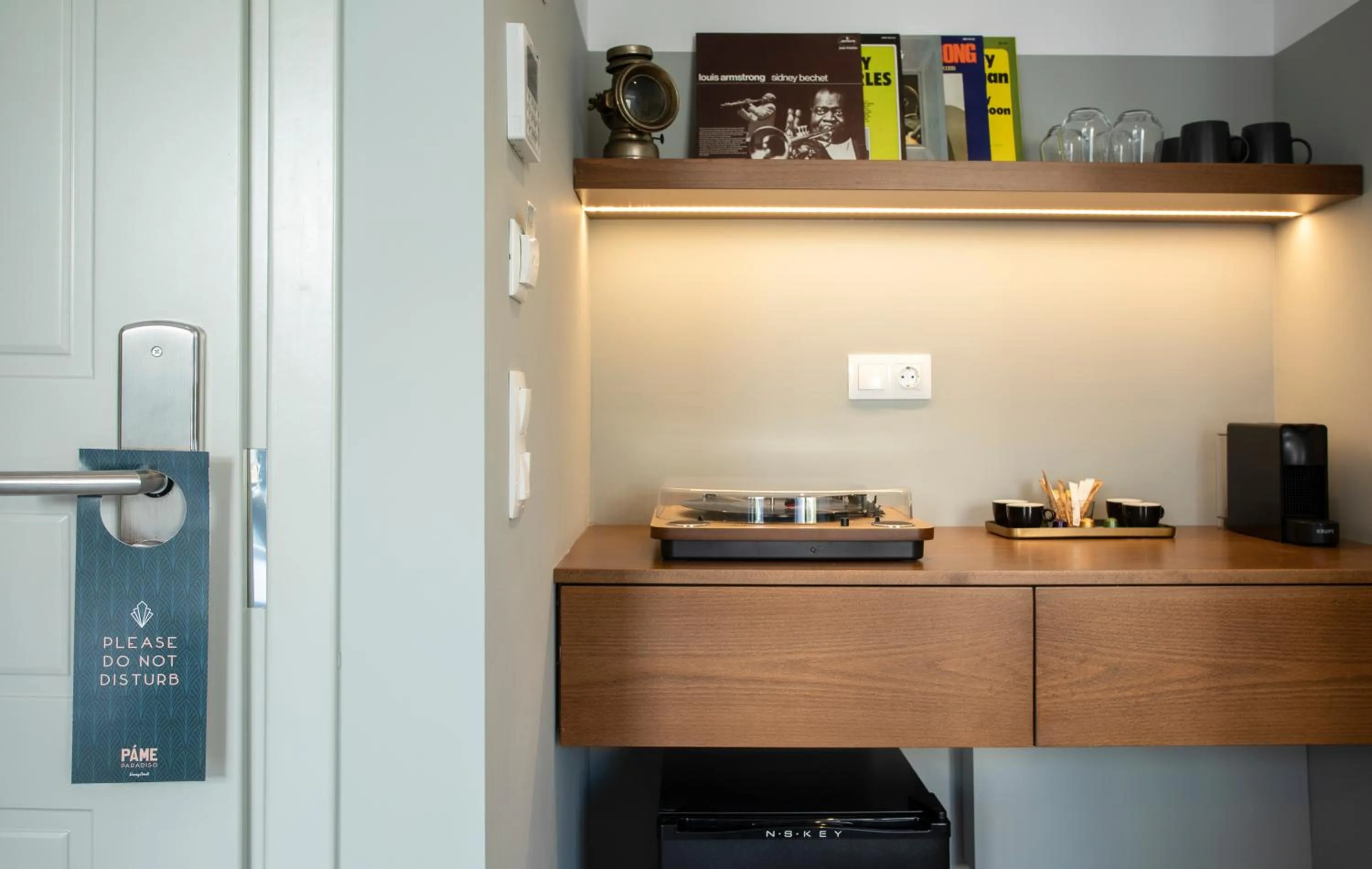 Photo of the whole room in PAME Paradiso